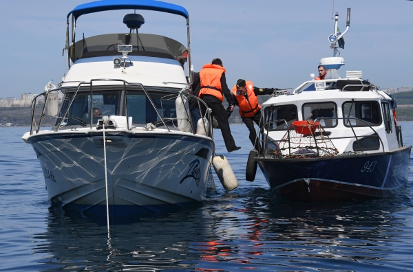 В настоящее время нарушителей транспортируют в порт Находка для дальнейшего разбирательства