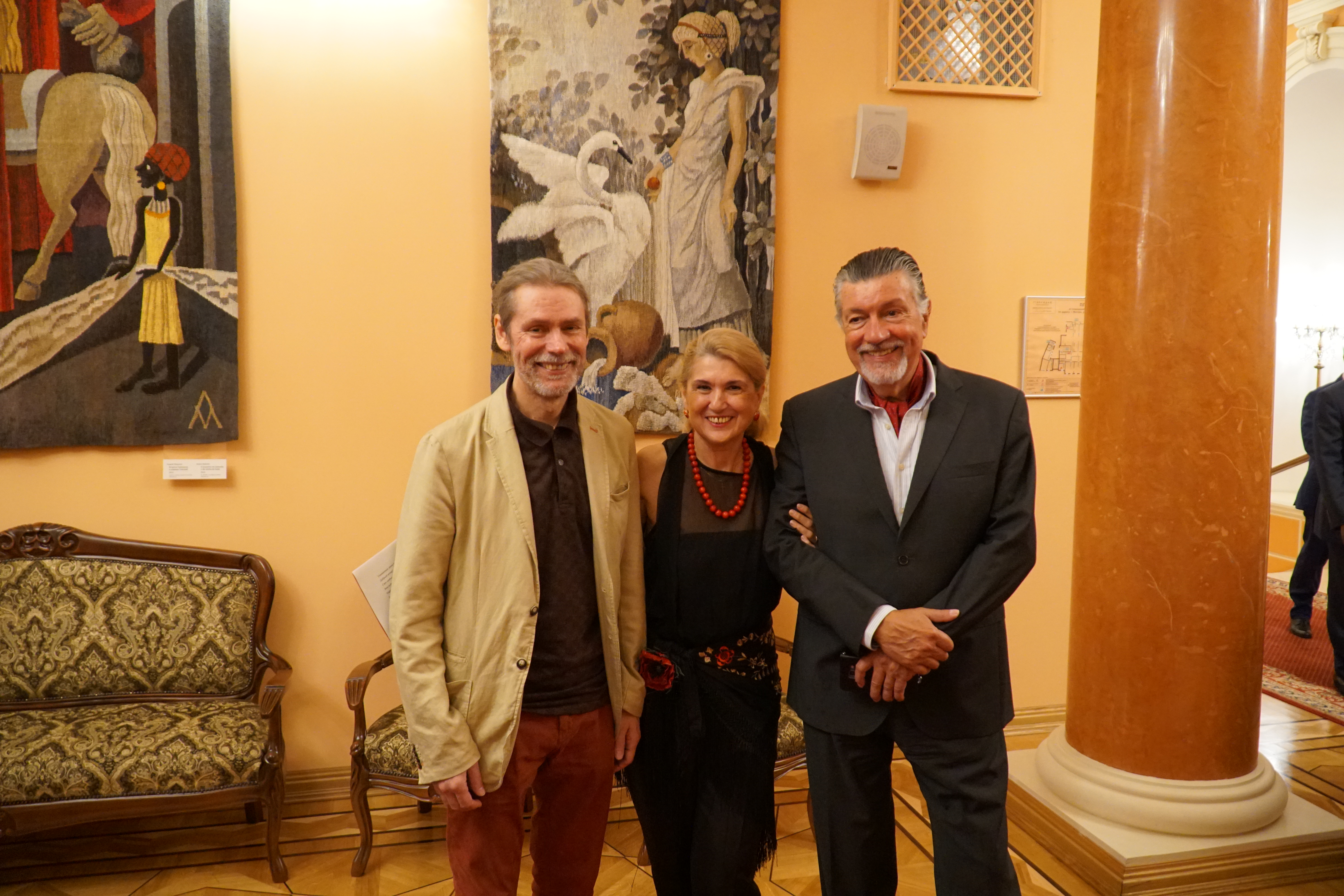 Художник гобеленов Андрей Мадекин, куратор выставки Анна Грибкова-Тхостова и португальский живописец Луиш Виейра Баптишта (слева направо) перед открытием выставки