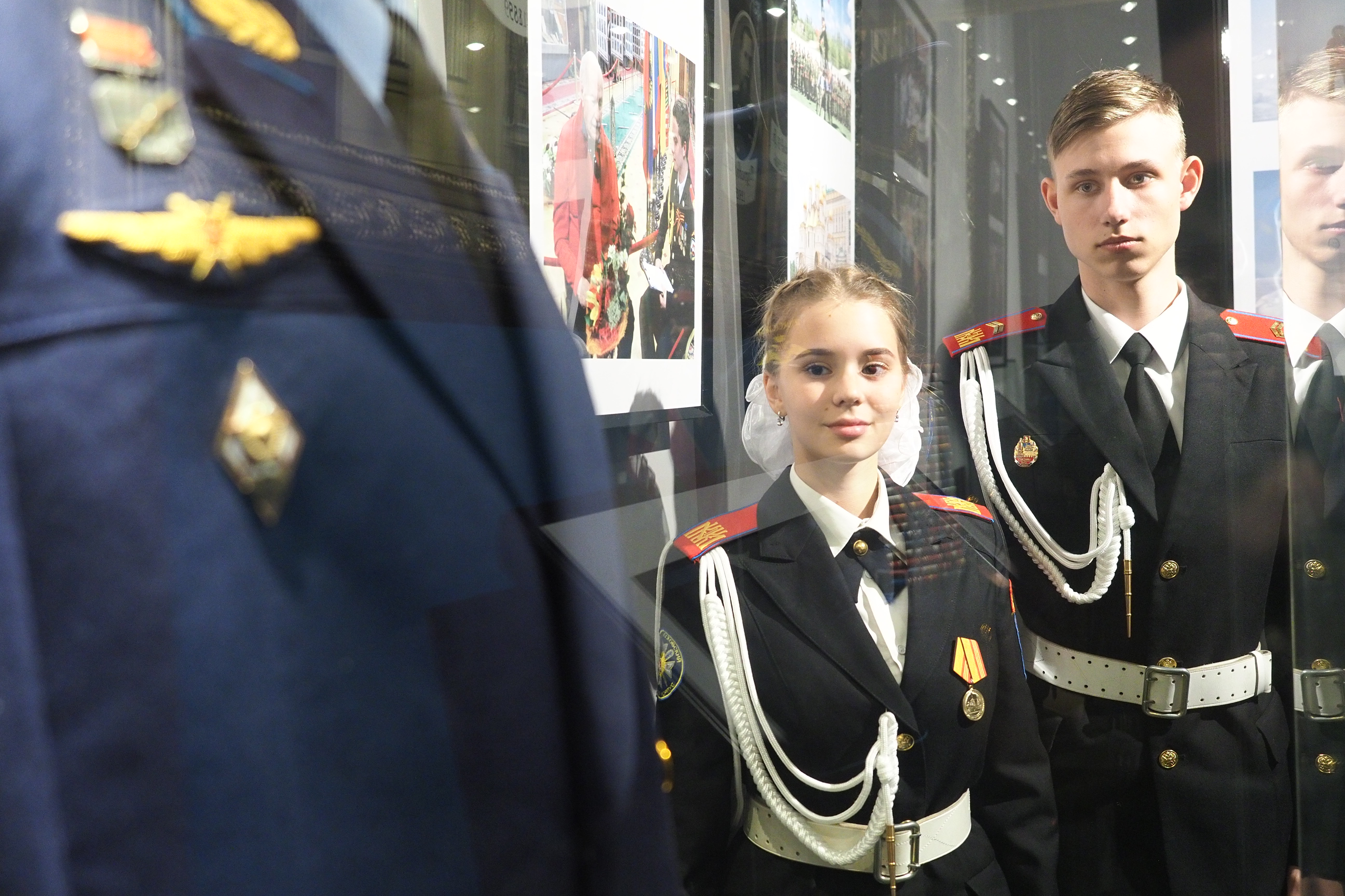 Кадеты Анастасия Галина и Виктор Белицкий на открытии выставки «Школьный музей Победы»