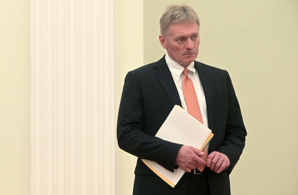 Представитель Кремля прежде всего подчеркнул, что администрация российского лидера «юридически не является адресатом для подобных воззваний»