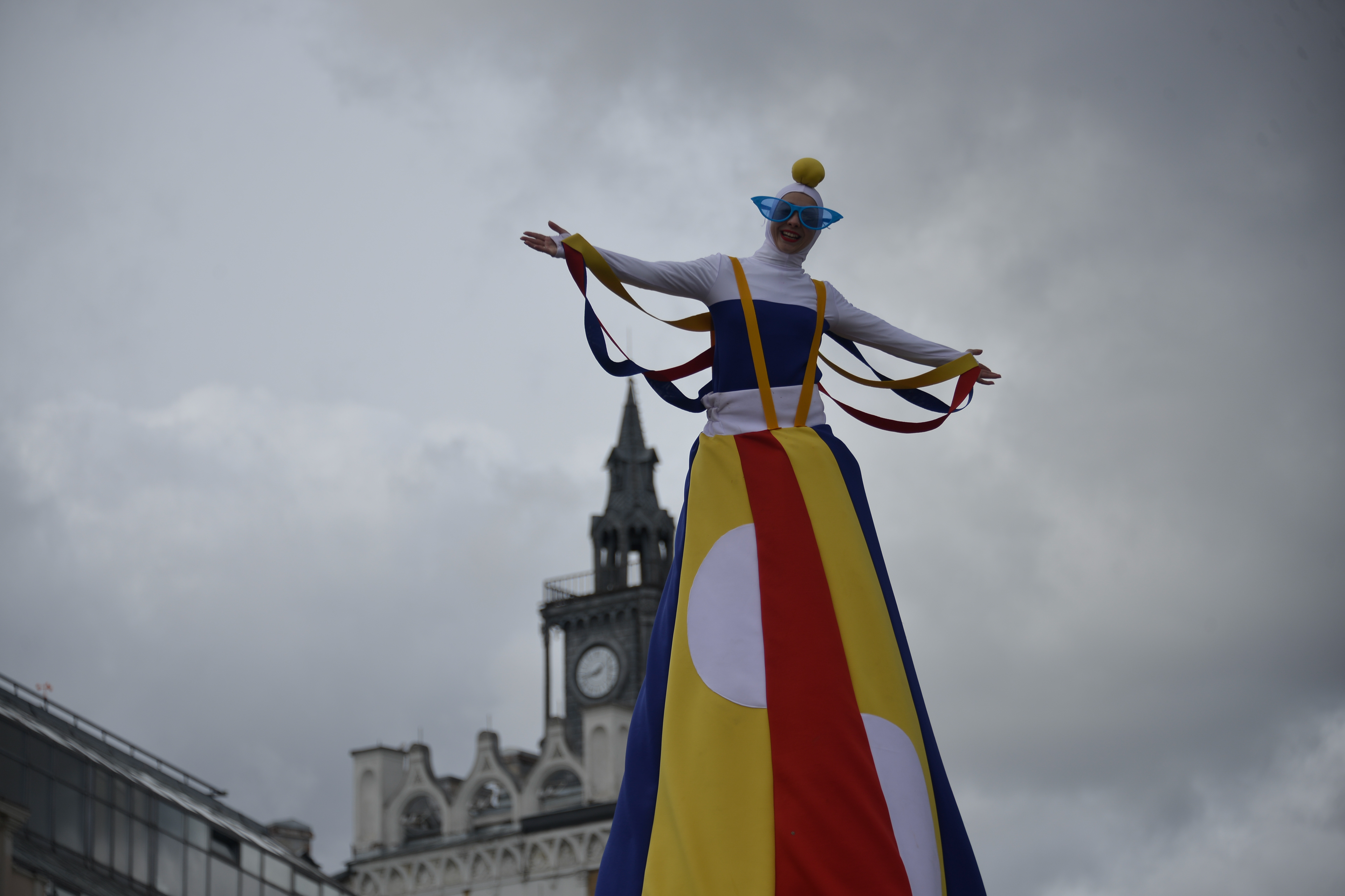 На бульварах столицы прошло красочное цирковое представление