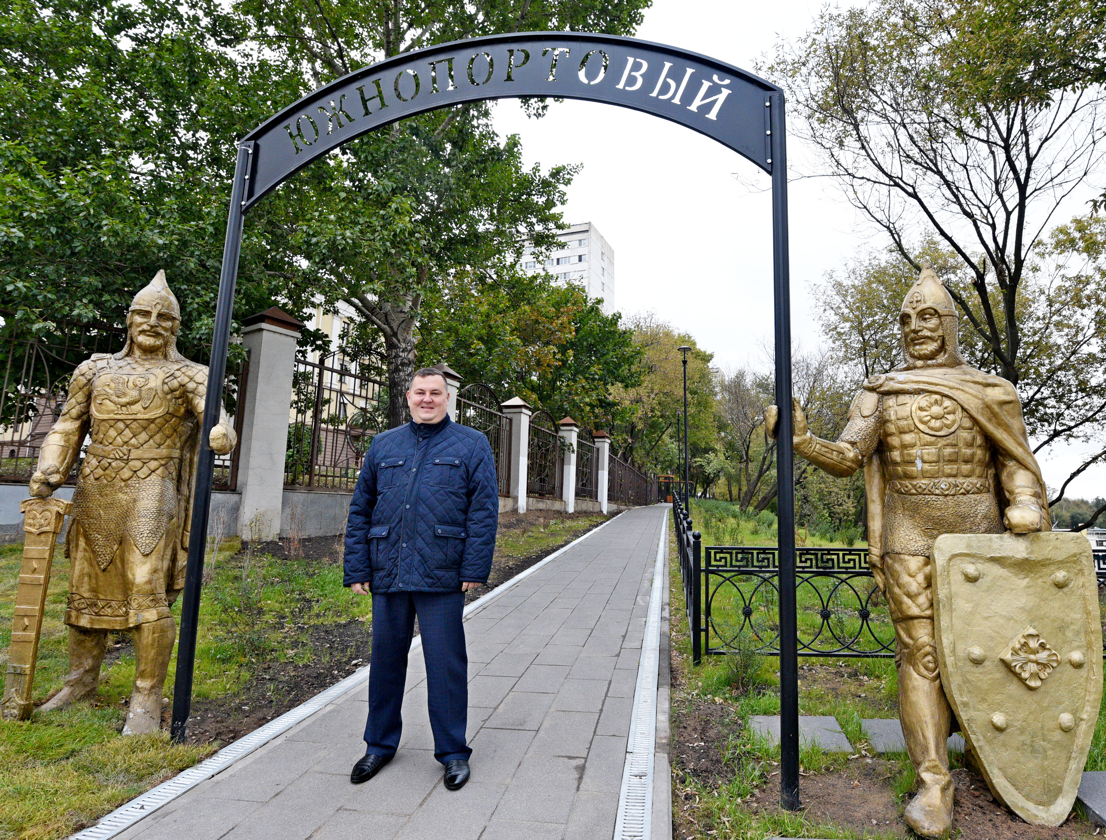 Глава управы района Южнопортовый Сергей Никитин в сквере «Богатырский» на набережной Кожуховского затона
