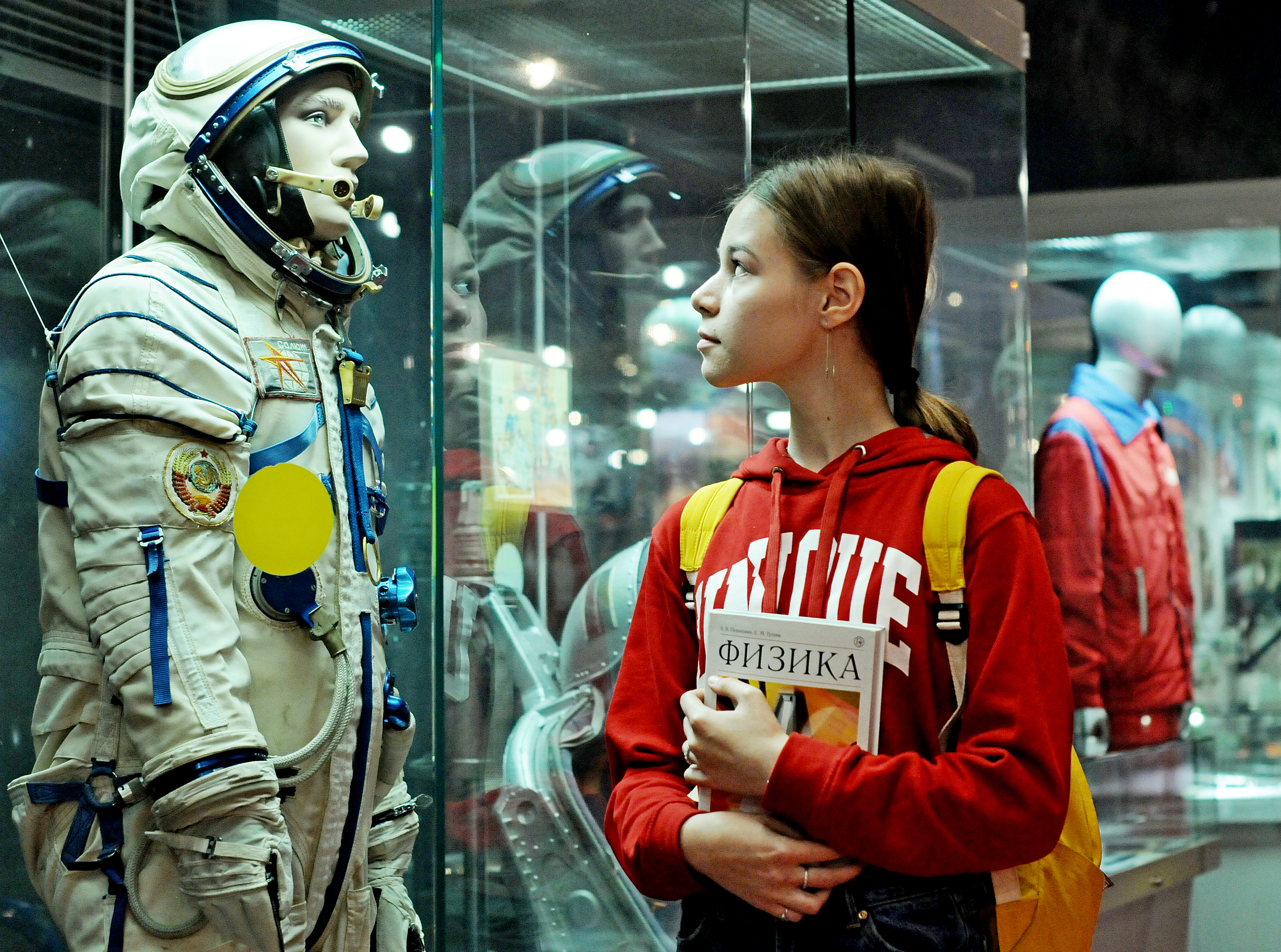 Ученица школы «Бескудниково» Софья Шемавнева изучает экспонат Музея космонавтики — с его помощью ей необходимо выполнить задания по физике