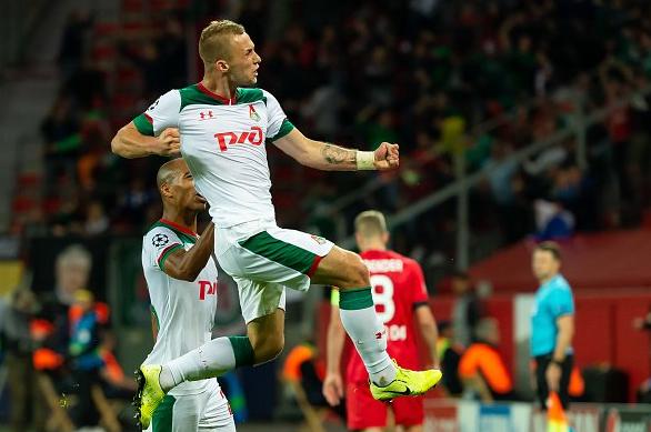 Полузащитник «Локомотива» Дмитрий Баринов празднует гол в ворота «Байера»