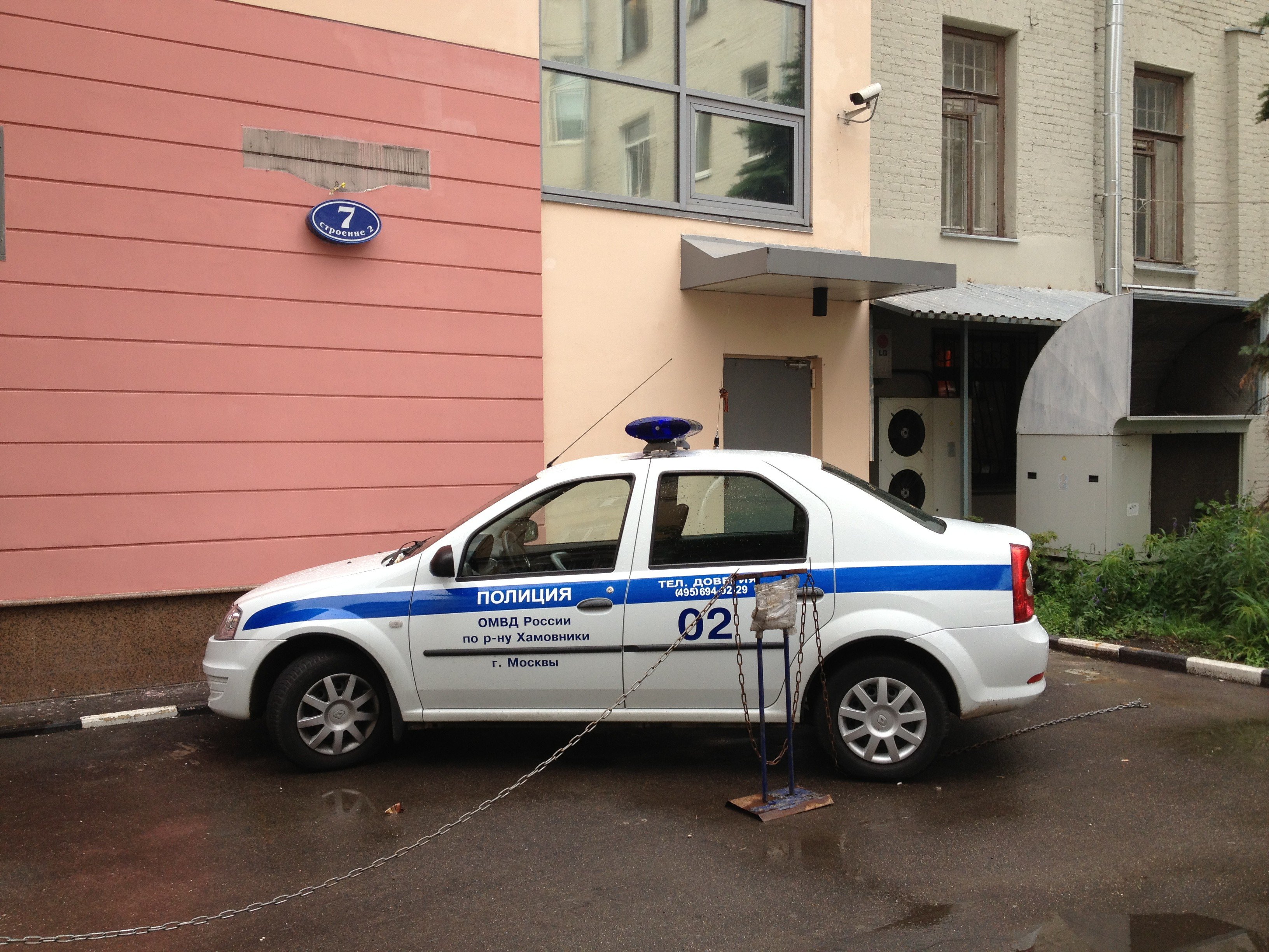 Случайная знакомая и таксист обокрали девушку на Страстном бульваре