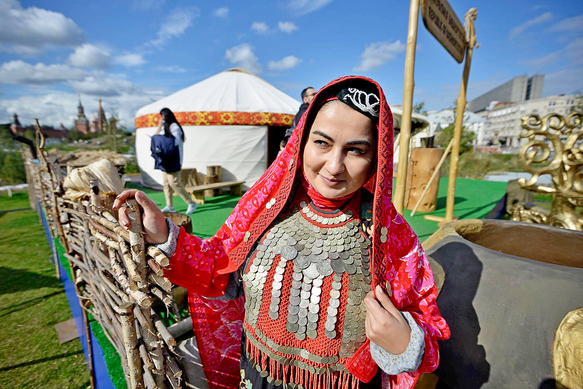 Парк «Зарядье». Алина Имангулова в народном башкирском костюме на фоне традиционной юрты тирмэ