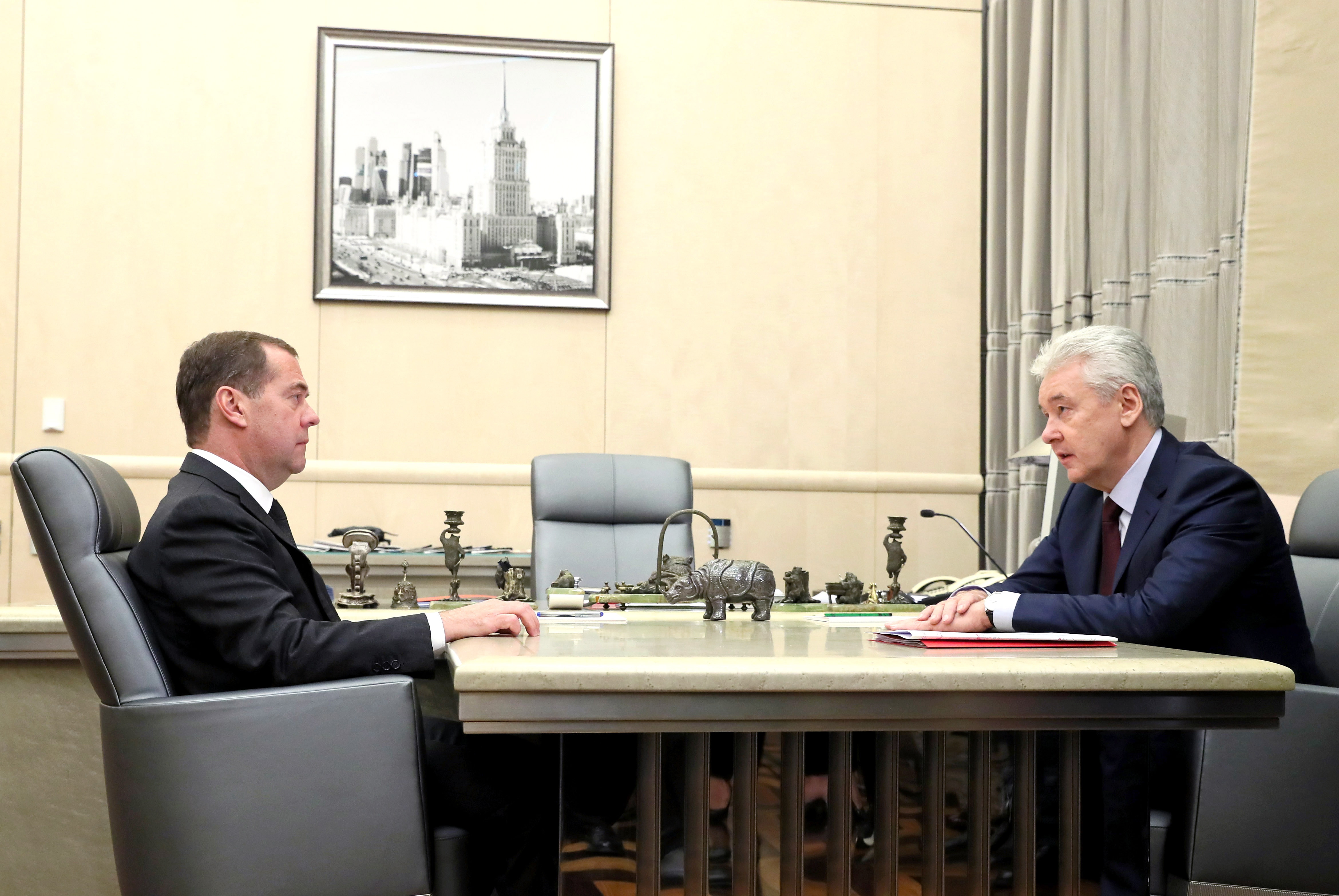 На фото: (слева направо) председатель правительства России Дмитрий Медведев и мэр Москвы Сергей Собянин