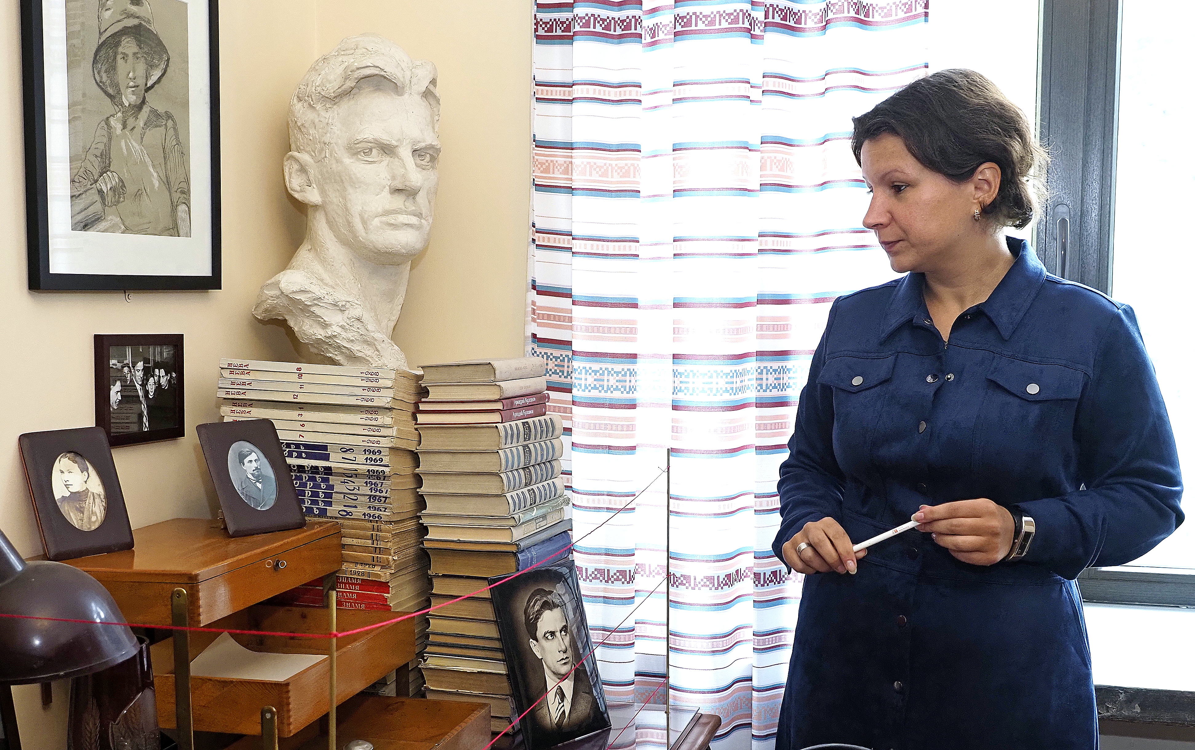 Начальник отдела мемориальных квартир Государственного музея В. В. Маяковского Наталья Черкашина устроила для корреспондентов «Вечерней Москвы» первую экскурсию