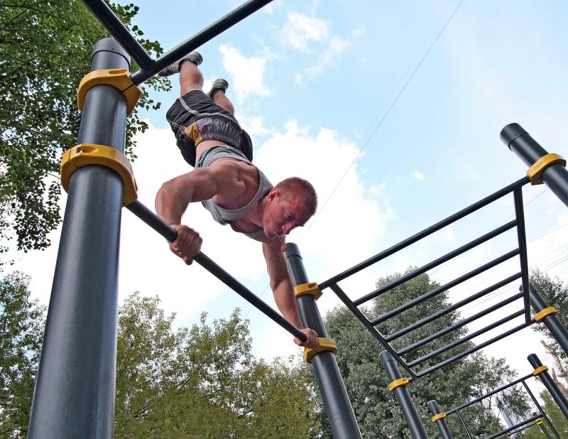 На площадке для воркаута, расположенной возле метро «Улица 1905 года», регулярно занимаются спортсмены