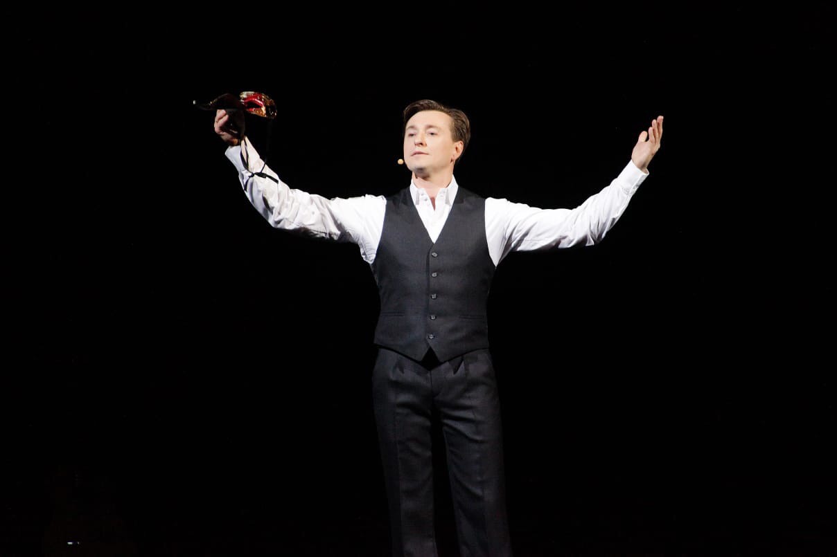 Сергей Безруков вспомнил аналогичный опыт постановки с живыми лошадьми в театре Табакова