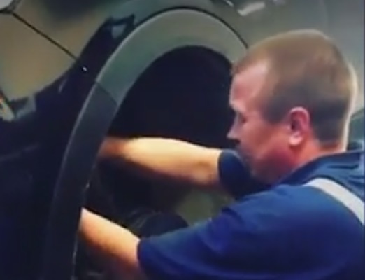 Автомеханики спасли застрявшего в машине котенка