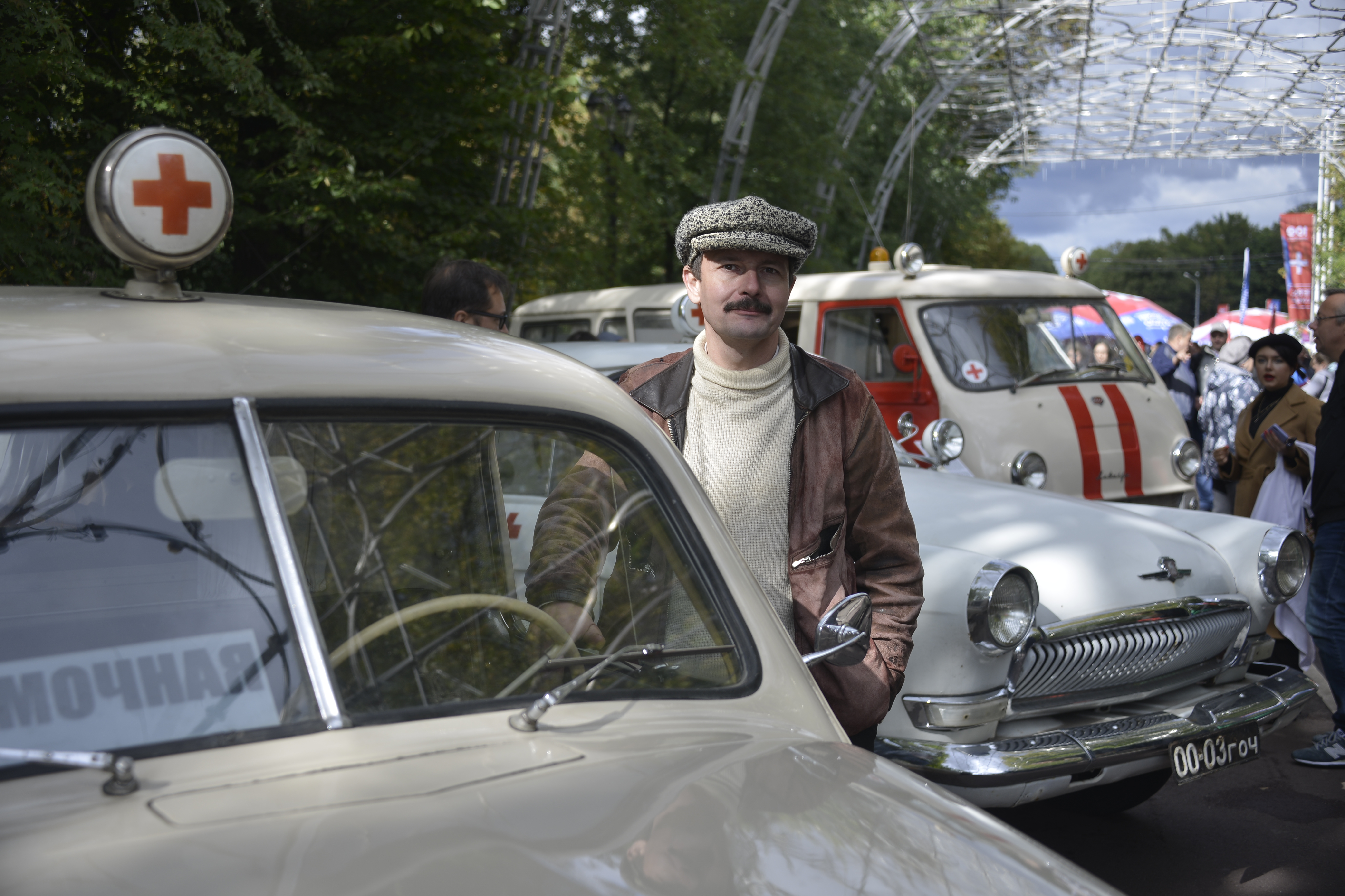 Москвич Евгений Магаков демонстрирует автомобиль скорой, который он собрал на базе «Победы», — такие ездили по столице в 1950-е годы