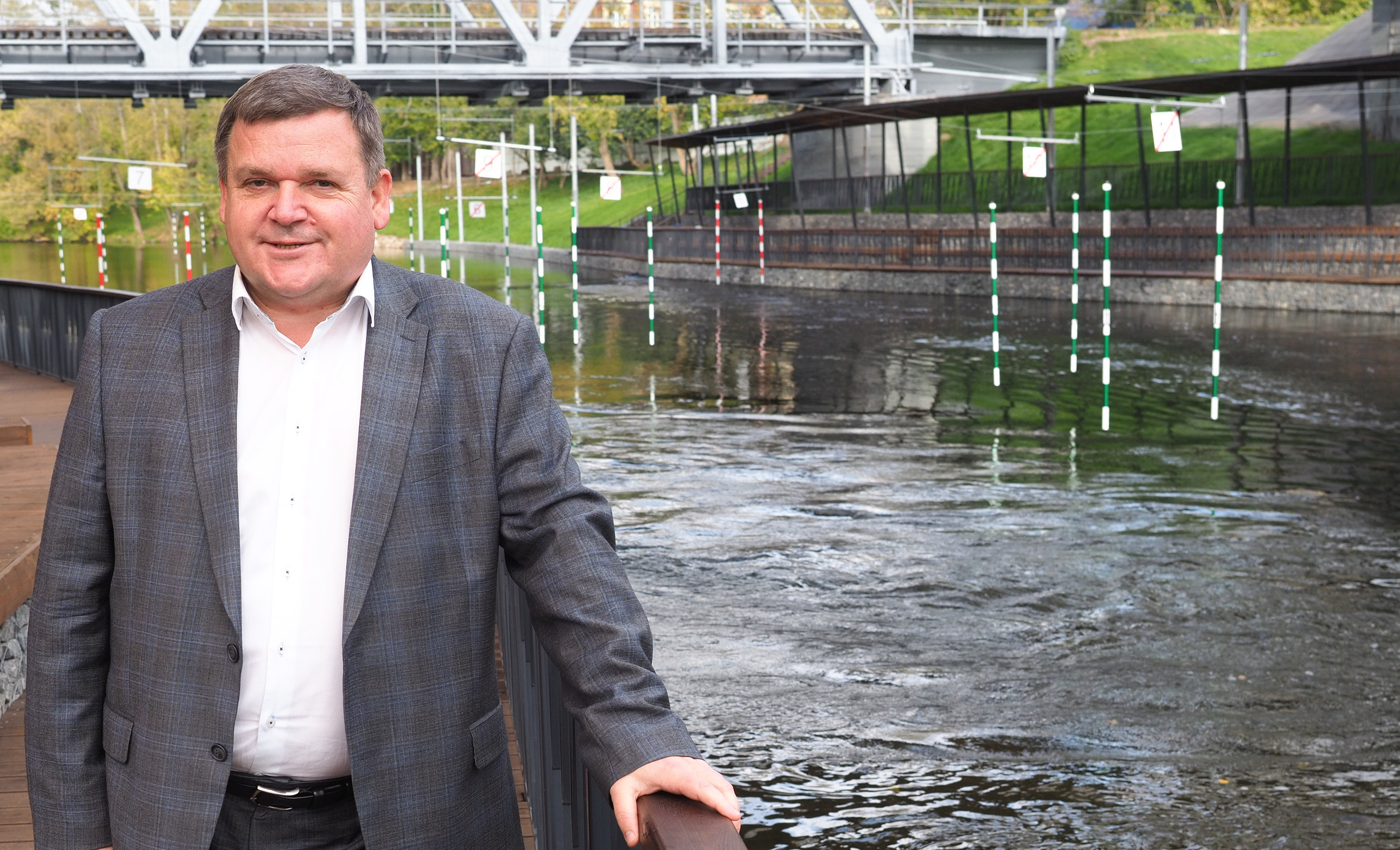 Глава управы района Покровское-Стрешнево Игорь Попов прогуливается по благоустроенной в рамках программы «Мой район» территории тренировочной базы «Сходня»