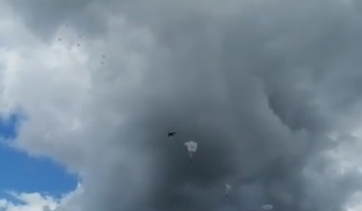 Момент крушения боевых машин ВДВ попал на видео