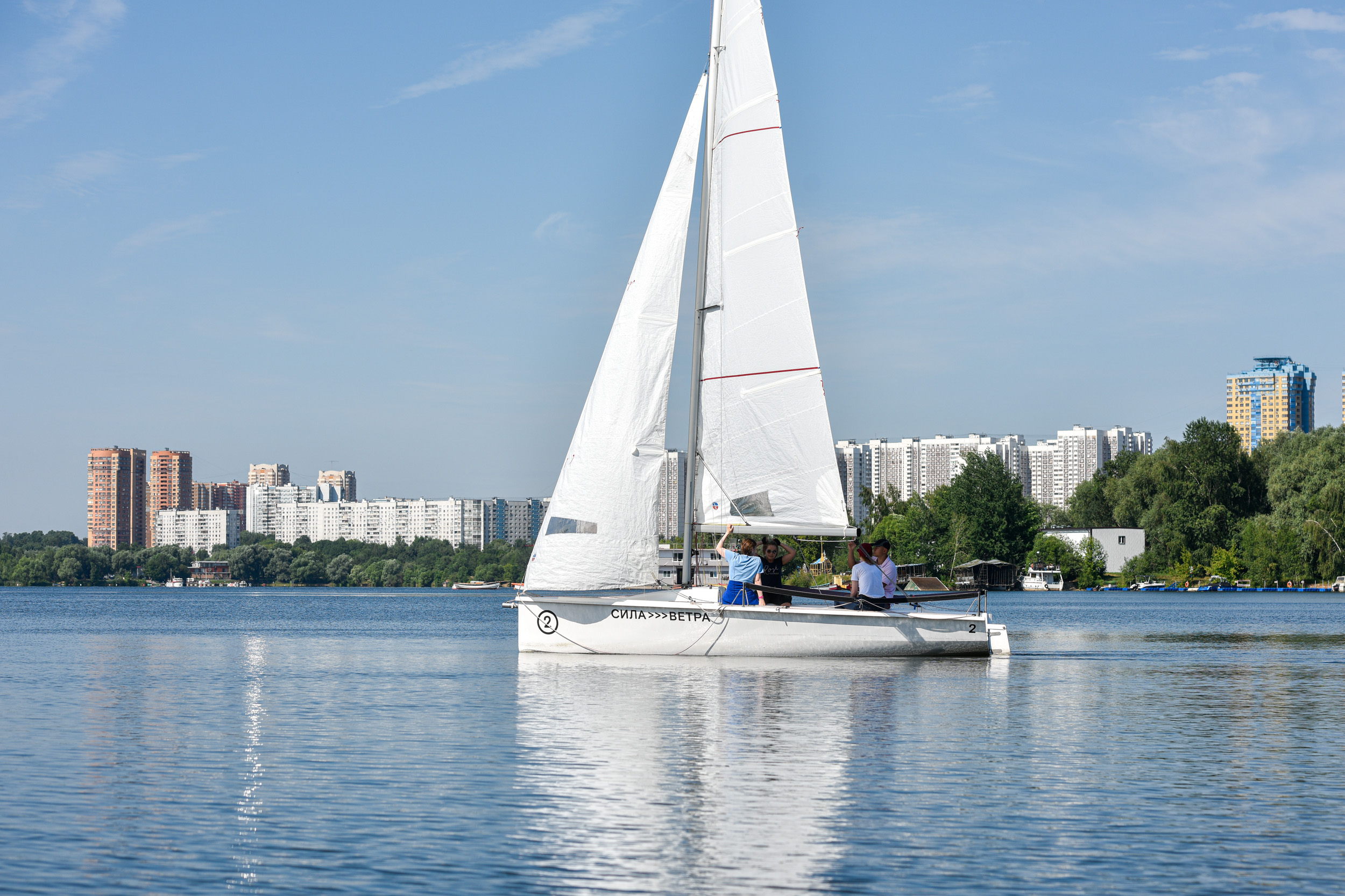Яхта с пятью пассажирами перевернулась на северо-западе Москвы