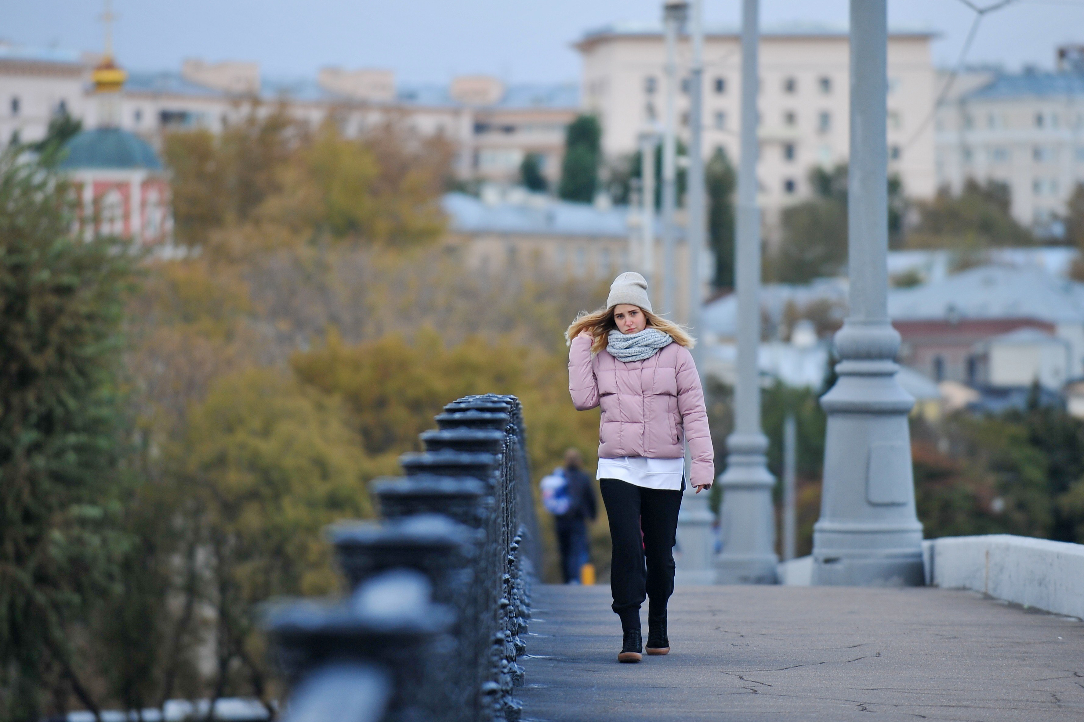 Осень в Москве. Осень Москва ветер. Виктория Храменкова вечерняя Москва. Ухудшение погоды ожидается вечером в Москве.