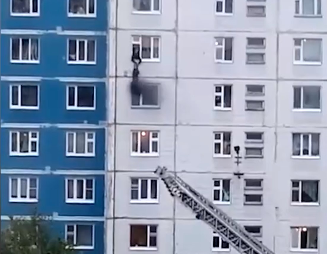 Прохожий вытащил девушку из горящей квартиры в Нижневартовске