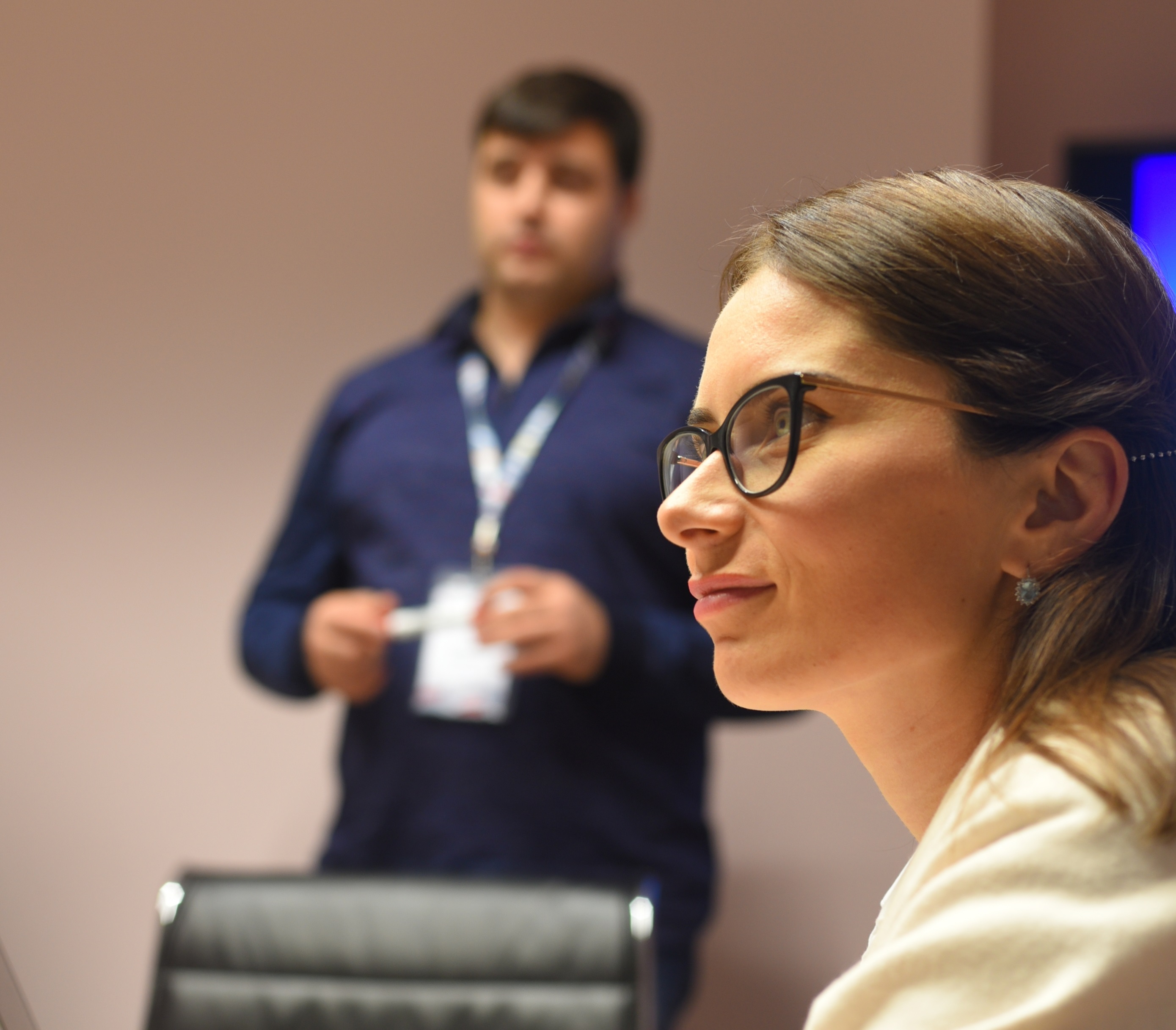 Генеральный директор компании по производству кондитерских изделий Ольга Чехоева слушает лекцию в рамках столичной программы «Экспортный акселератор»