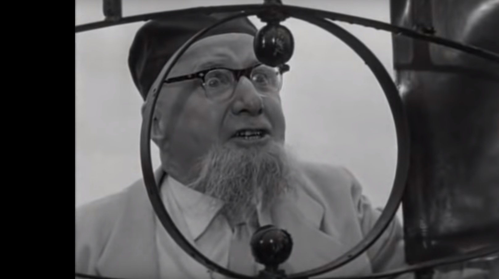 Карикатурный профессор озабочен вопросом, как писать: «заИц» или «заЕц». Это намек на проект орфографической реформы 1964 года. 