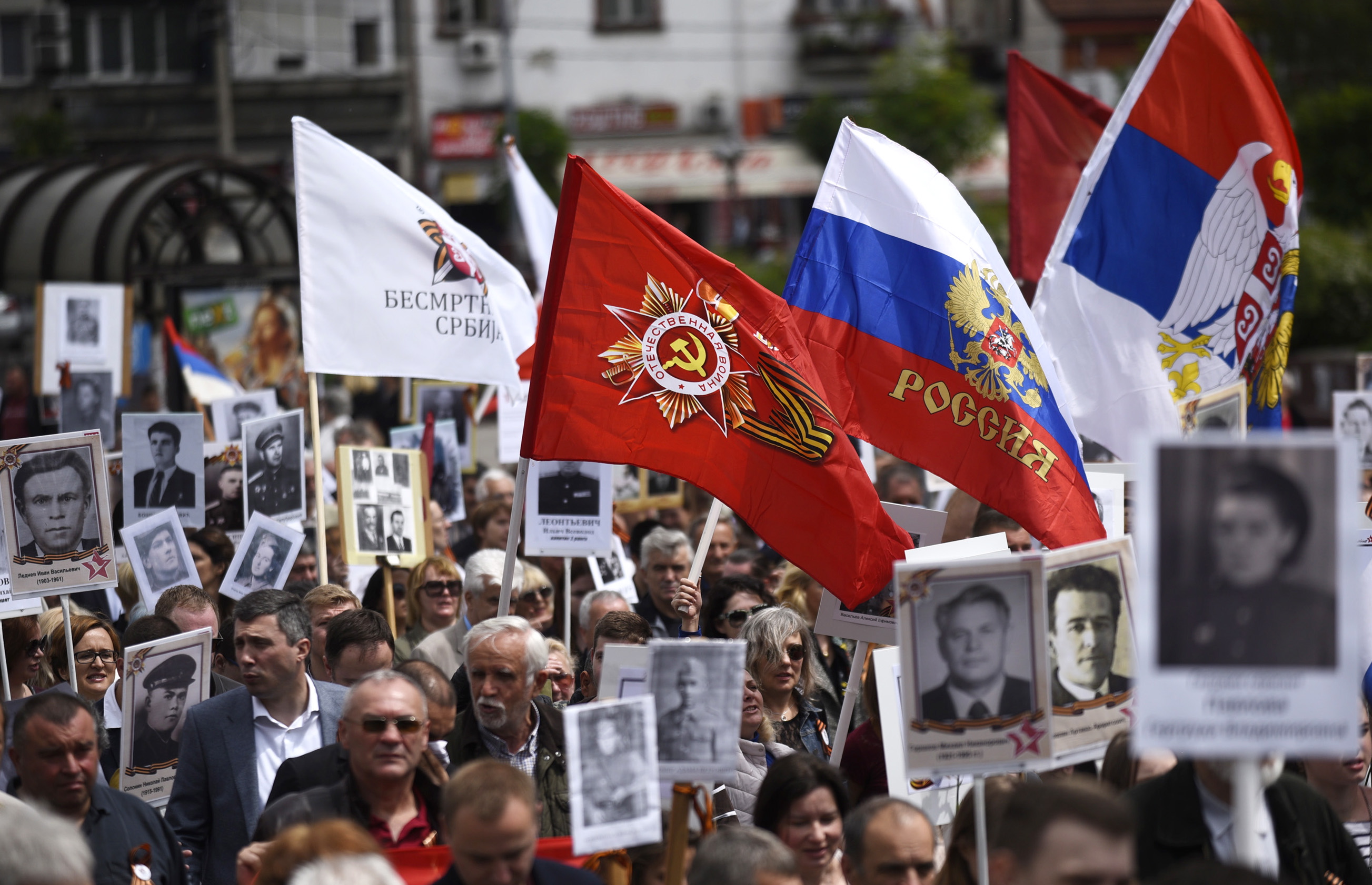 Включи бессмертный. Бессмертный полк Сербия. Бессмертный полк в Белграде. Бессмертный полк Сербия Белград. Сербия 9 мая 2022.