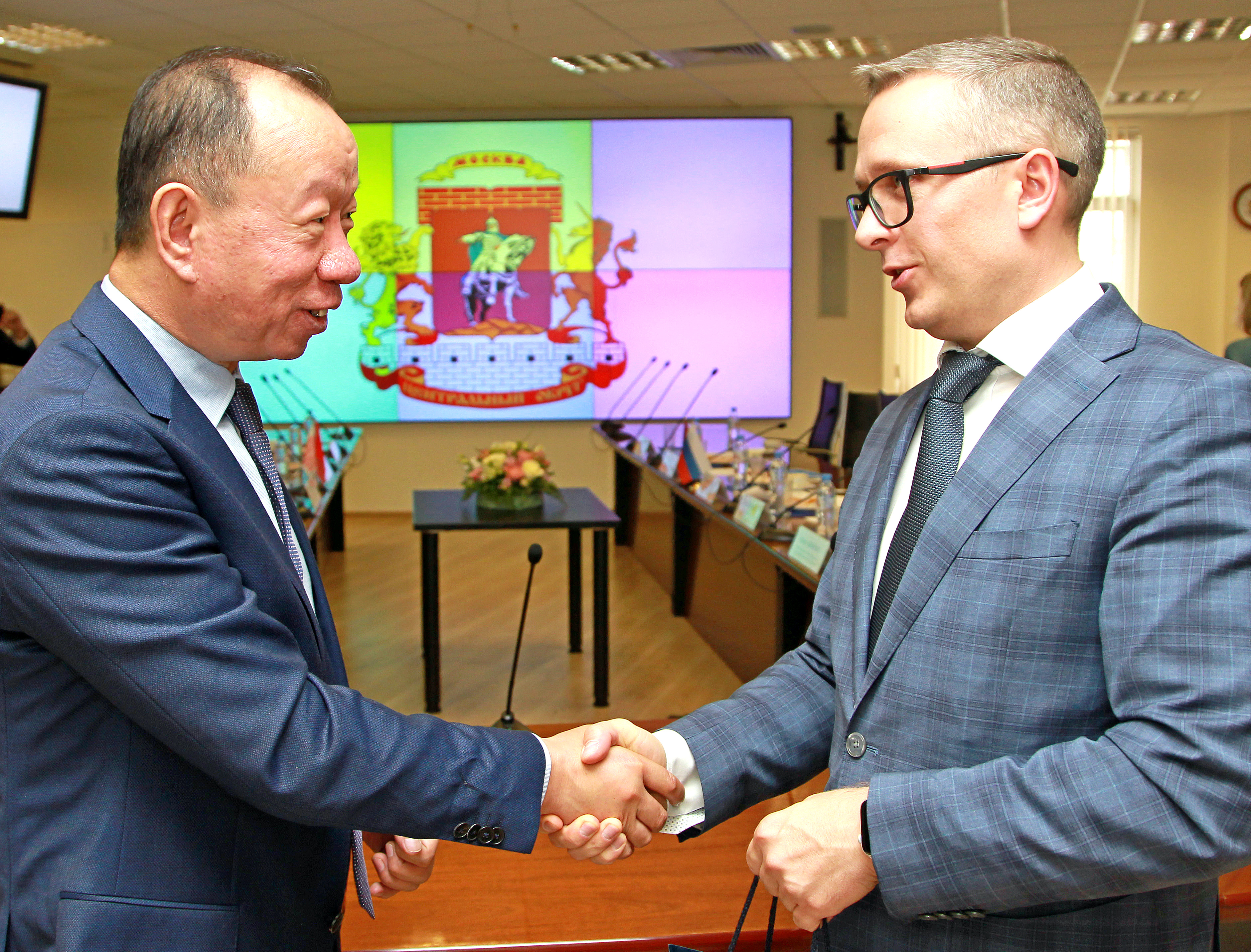 Директор Управления строительства и городской застройки округа Дунчен Зу Сешуань (слева) и глава управы района Арбат Максим Дерюгин