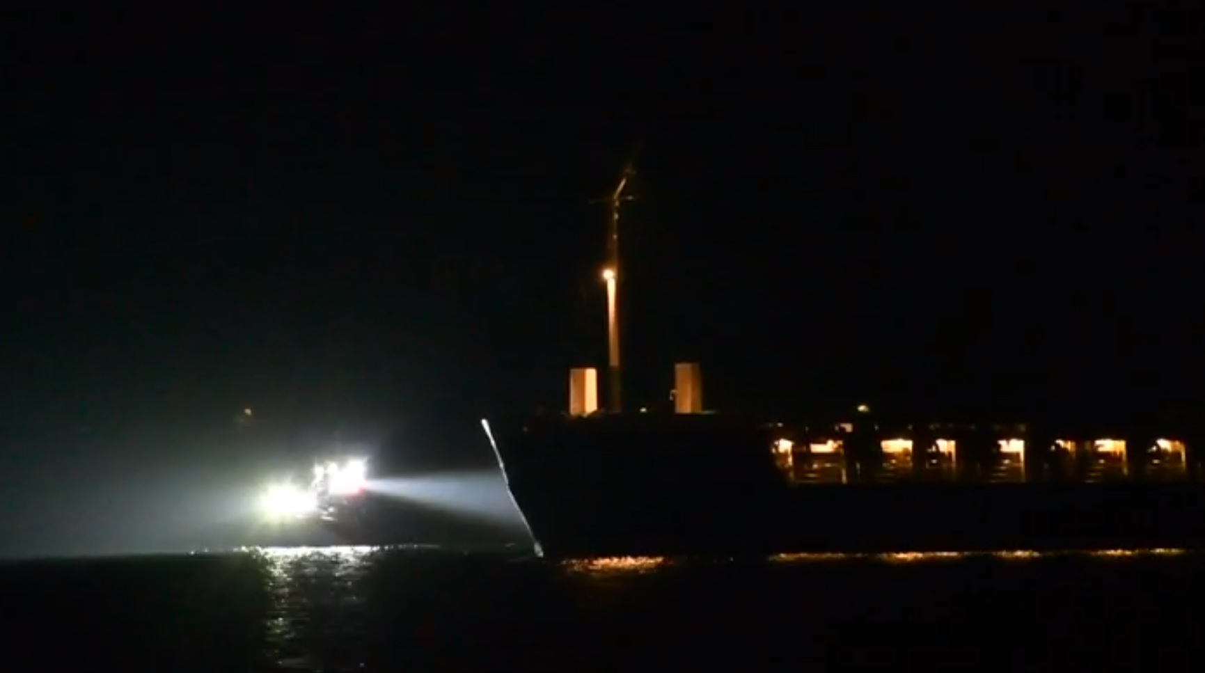 Судно с российскими моряками село на мель в Швеции