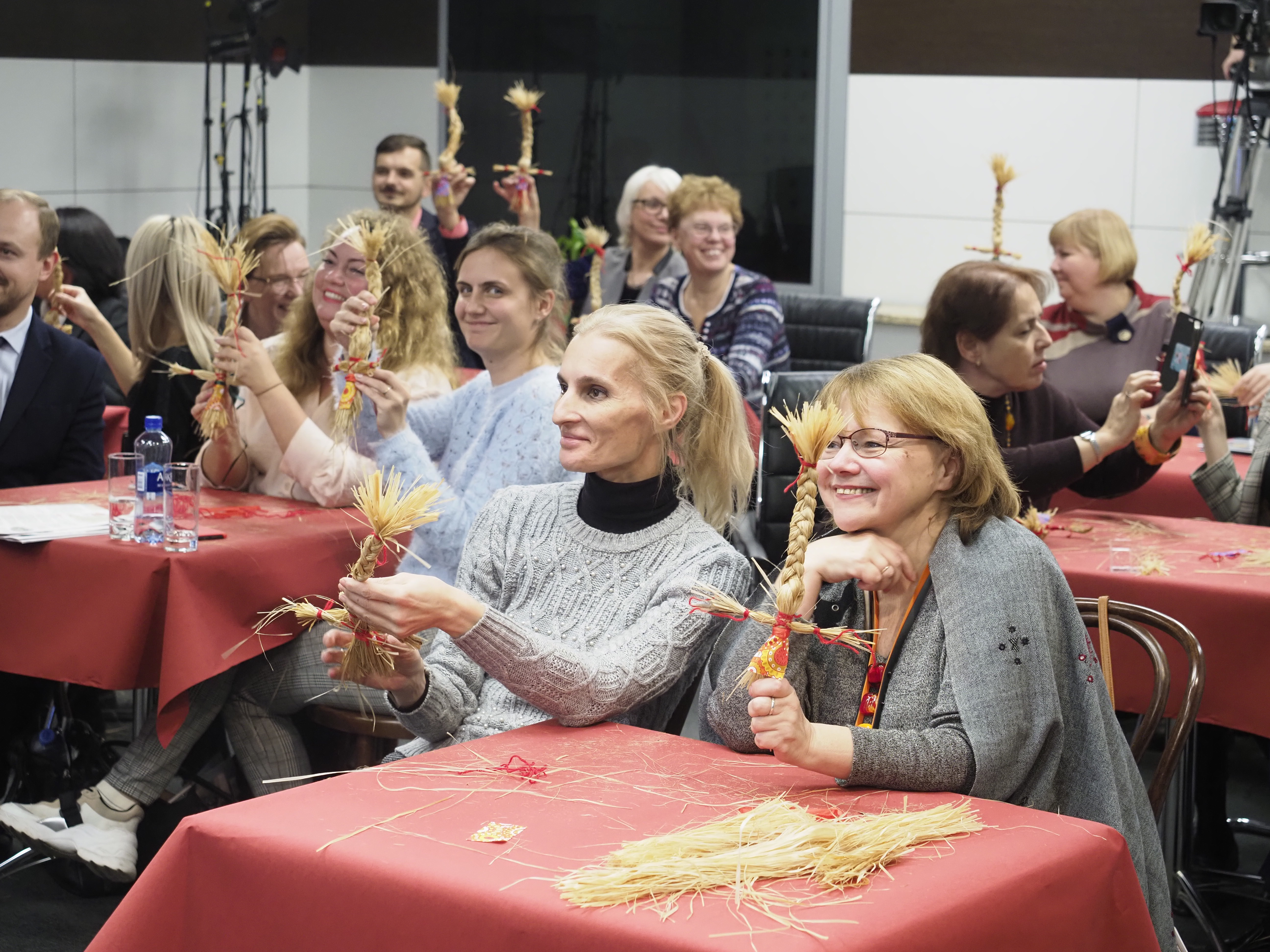 Для учителей провели мастер-класс по изготовлению игрушек из лыка