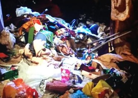 На фото: захламленная квартира, где в марте 2019 года была найдена истощенная пятилетняя девочка, которую оставила мать