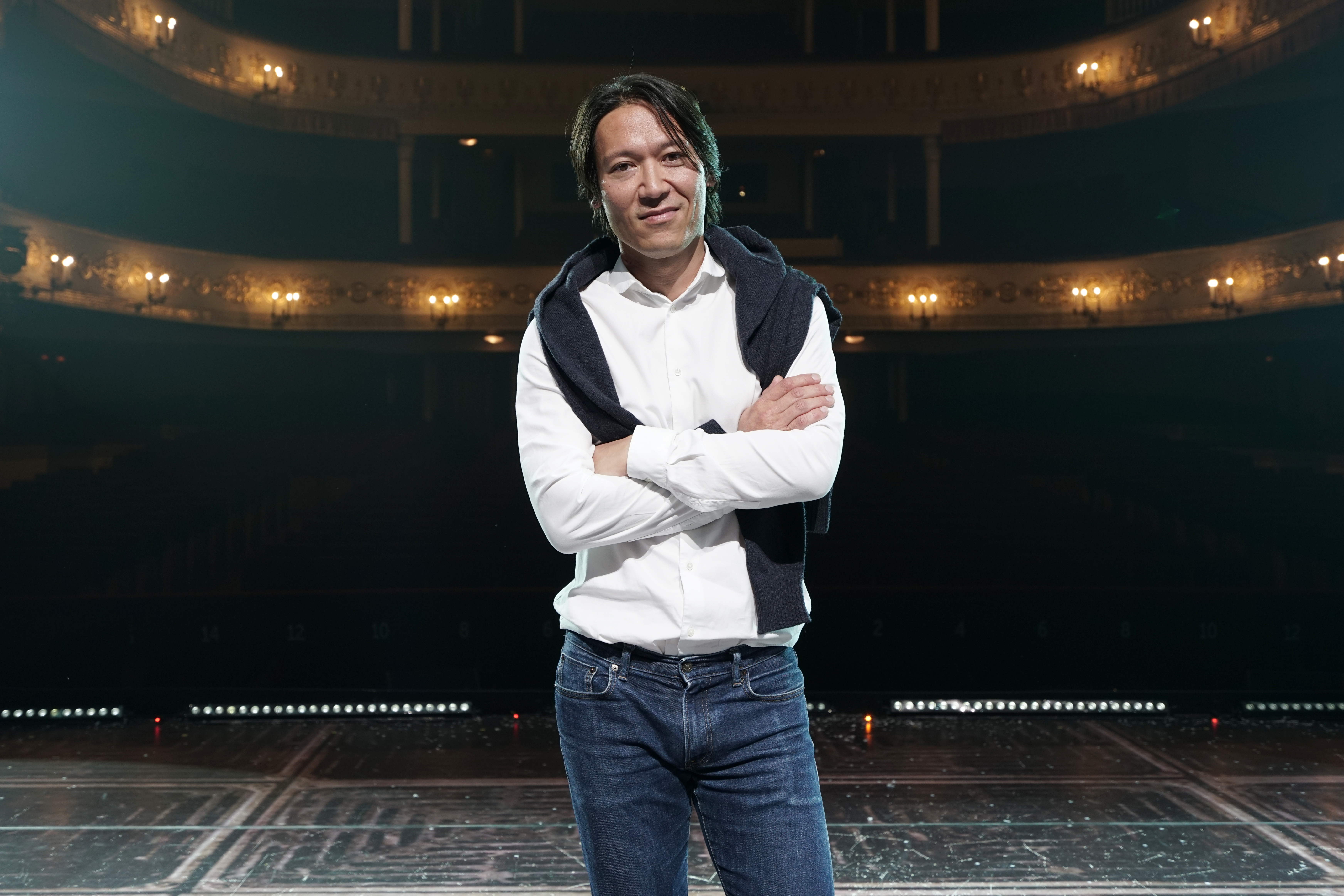 «Первая песня, которую я выучил, была «Малиновки заслышав голосок». Я вставал дома на табуретку и пел ее», — вспоминает Сергей Ли