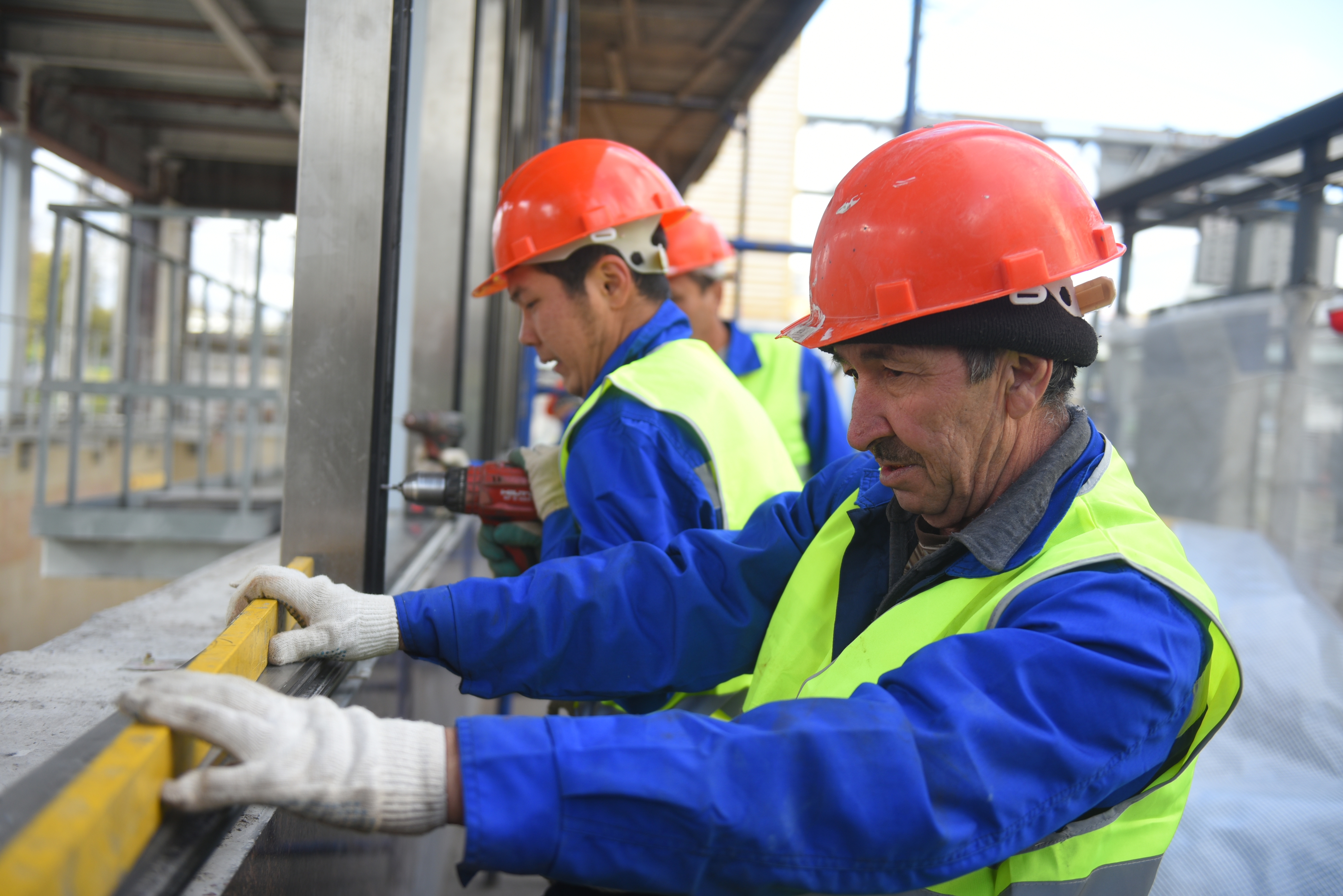 Рабочие Рафик Сафарин и Мурат Мурлаев устанавливают навесы над входом на станцию «Беговая»