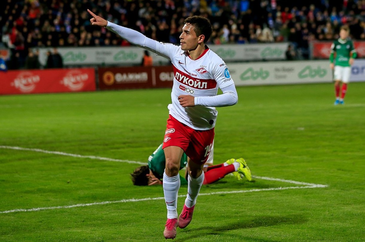 Нападающий «Спартака» Эсекьель Понсе в игре с «КАМАЗом».