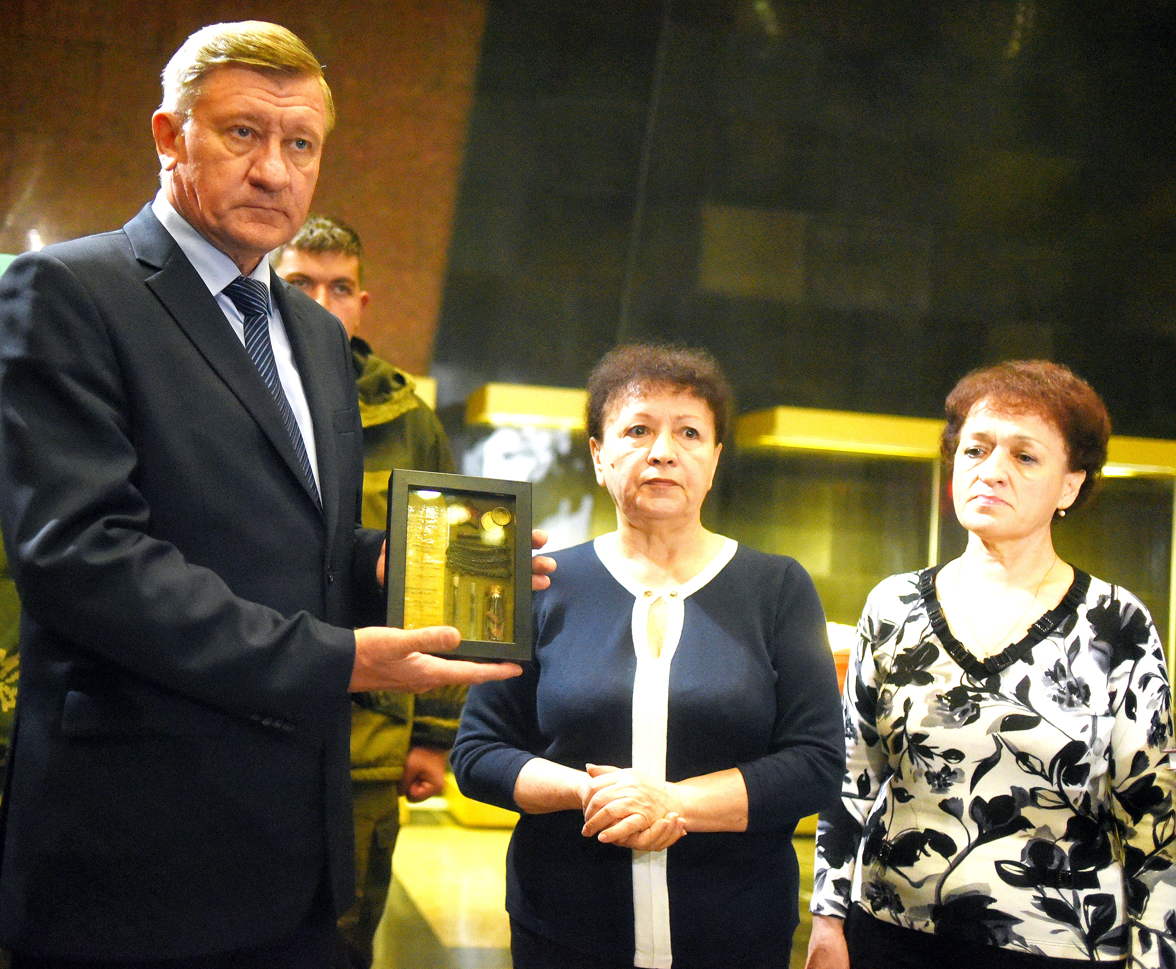 Заведующий отделом «Книга памяти» Борис Гусев передает личные вещи Мустафы Рафикова его племянницам Римме Каскиновой (в центре) и Розе Усмановой