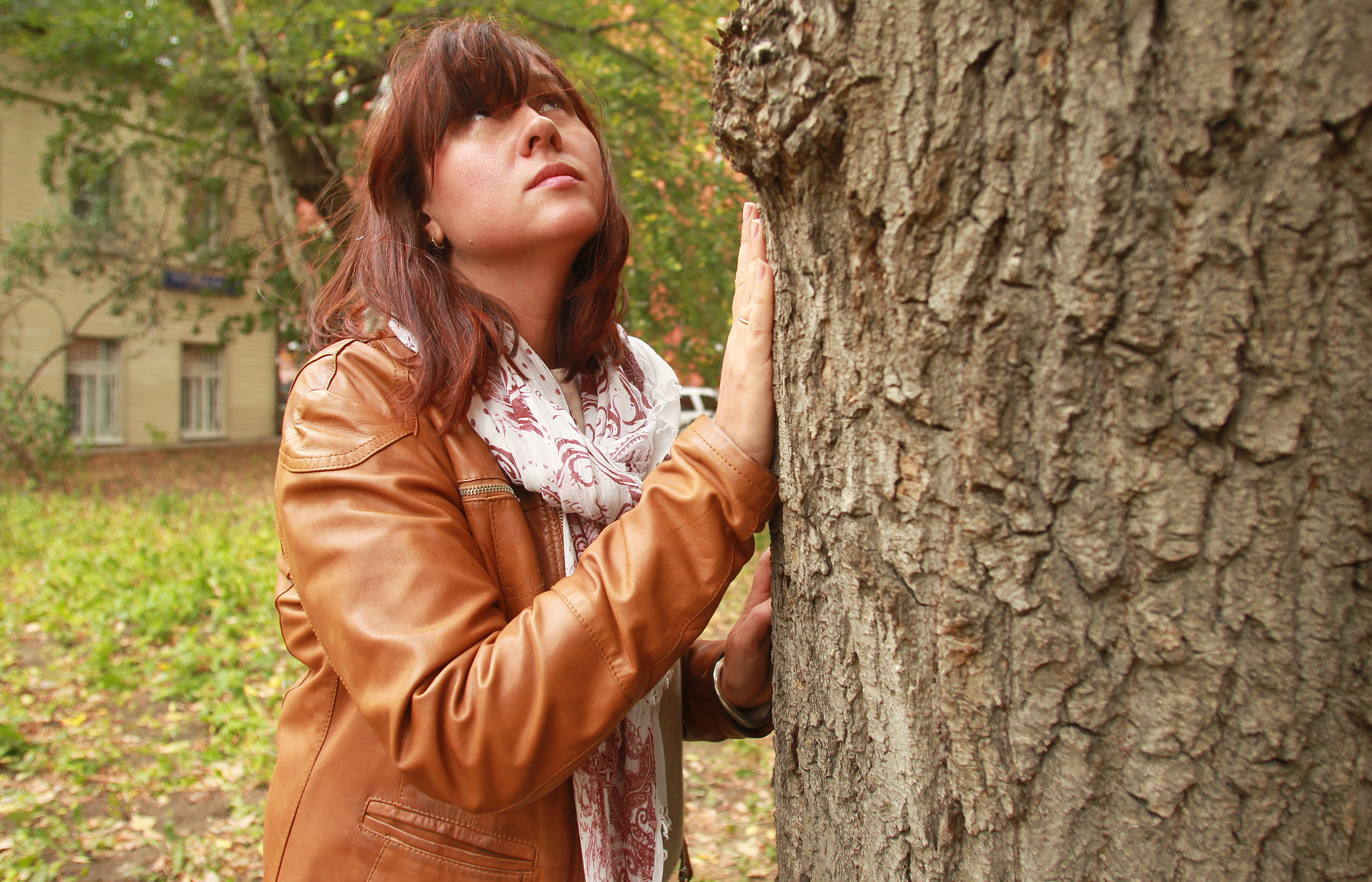 Жительница дома в Плетешковском переулке Лариса Подобедова у аварийного дерева