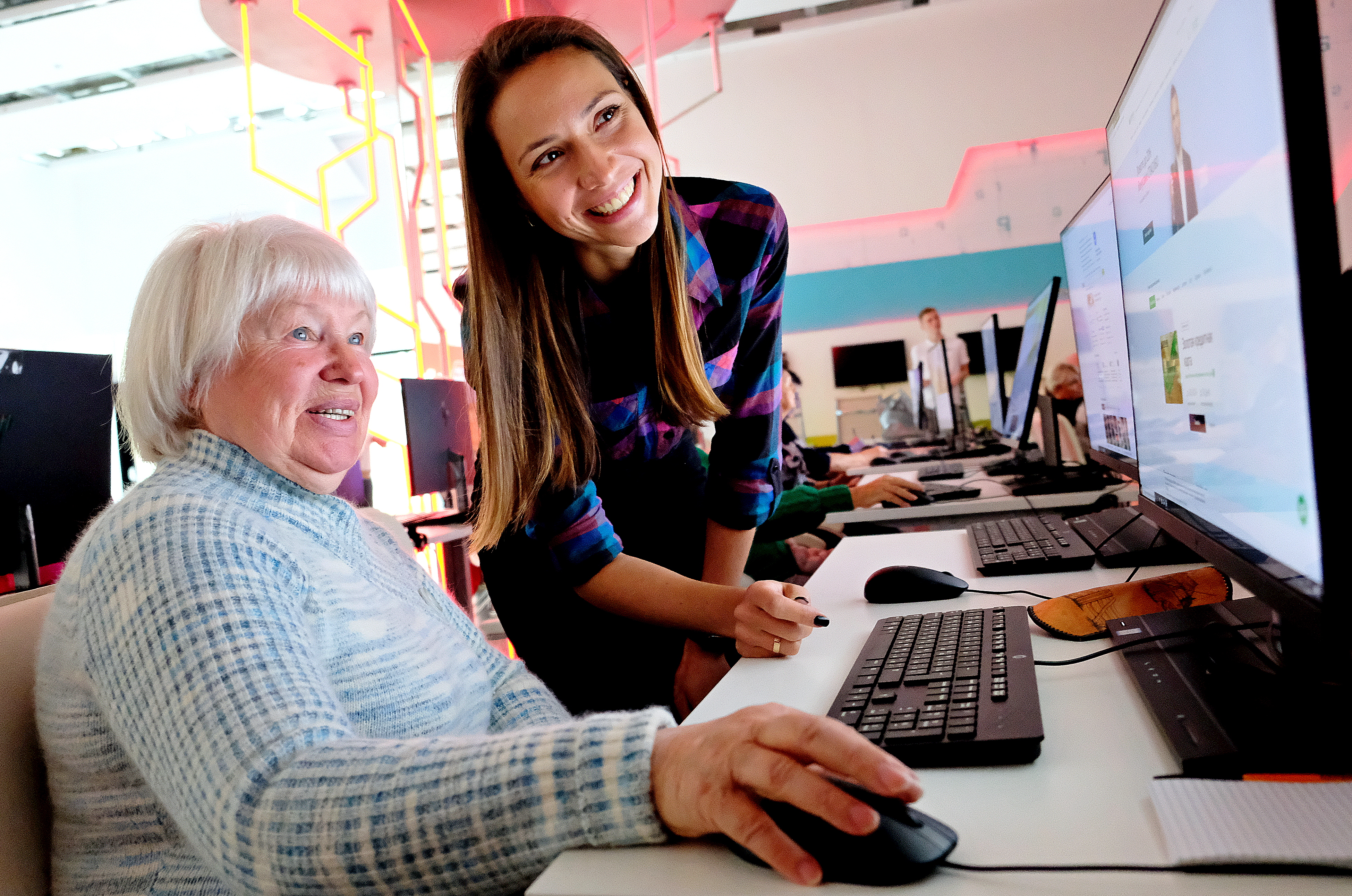 Пенсионерка Вера Соколова постигает азы информационной безопасности с помощью преподавателя курса цифровой грамотности Анны Хромовой