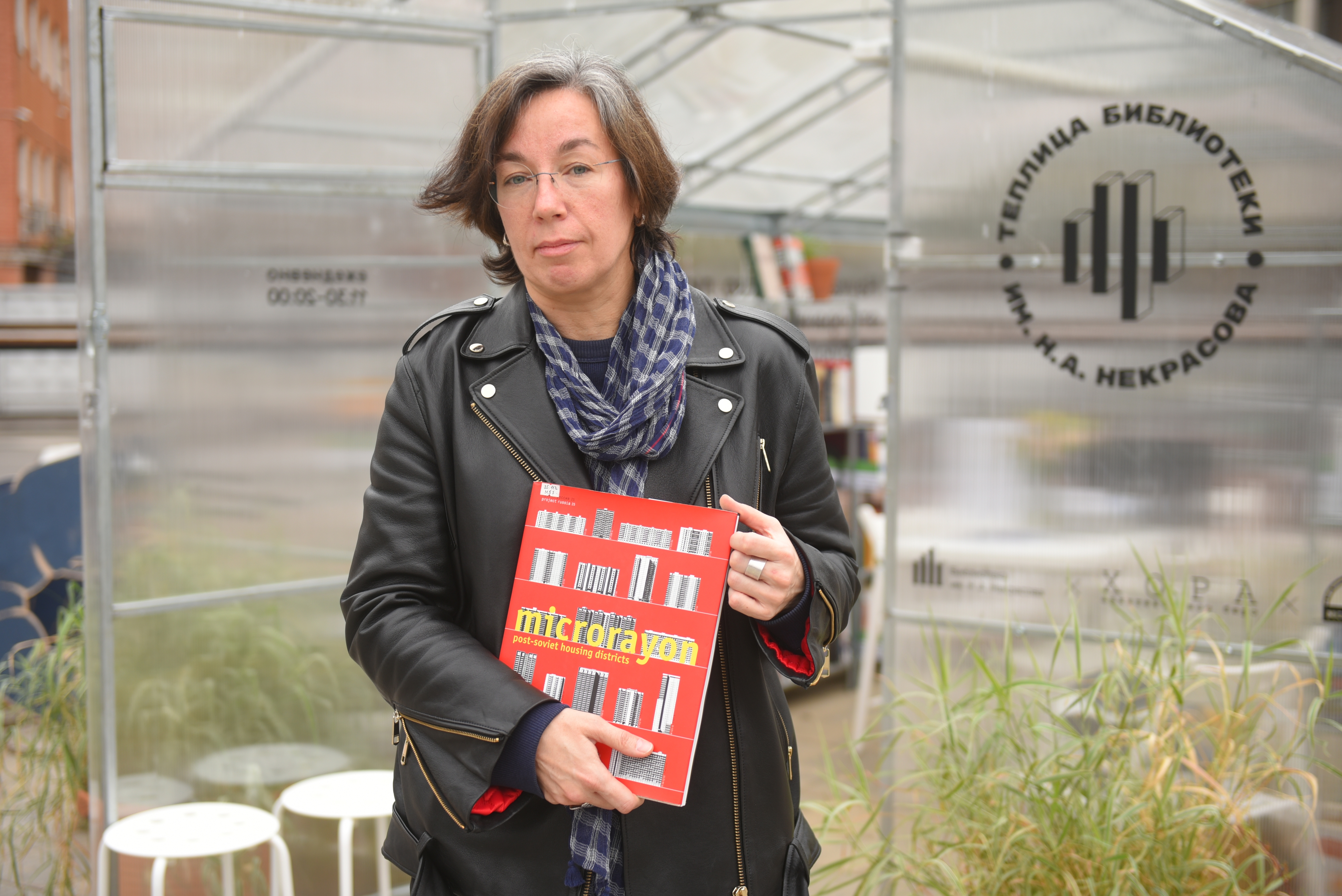 Главный библиотекарь Некрасовки Наталья Макарова на фоне своего «тепличного» филиала