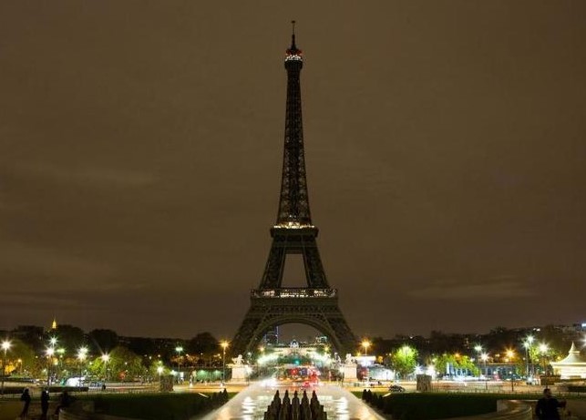 Освещение Эйфелевой башни погасят в память о Жаке Шираке