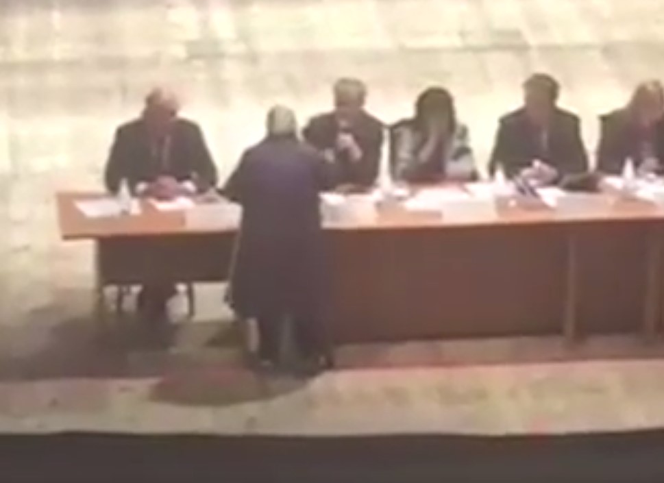 Возмущенная пенсионерка сорвала встречу жителей Нижнего Новгорода с мэром