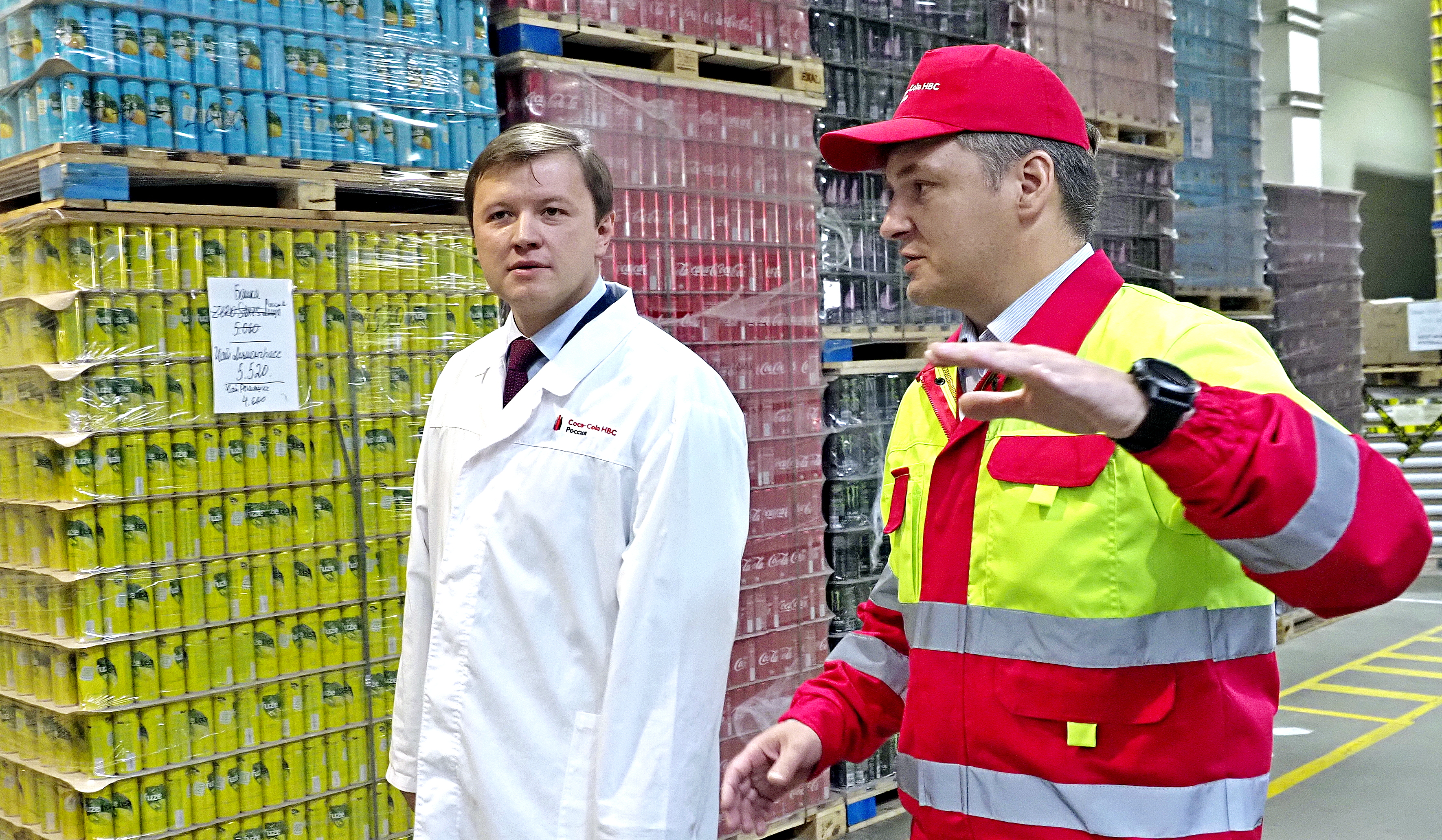 Заместитель мэра Москвы по вопросам экономической политики и имущественно- земельных отношений Владимир Ефимов (слева) и директор московского завода, производящего безалкогольные напитки, Сергей Сушко во время старта ежегодной акции «Открой#Моспром»