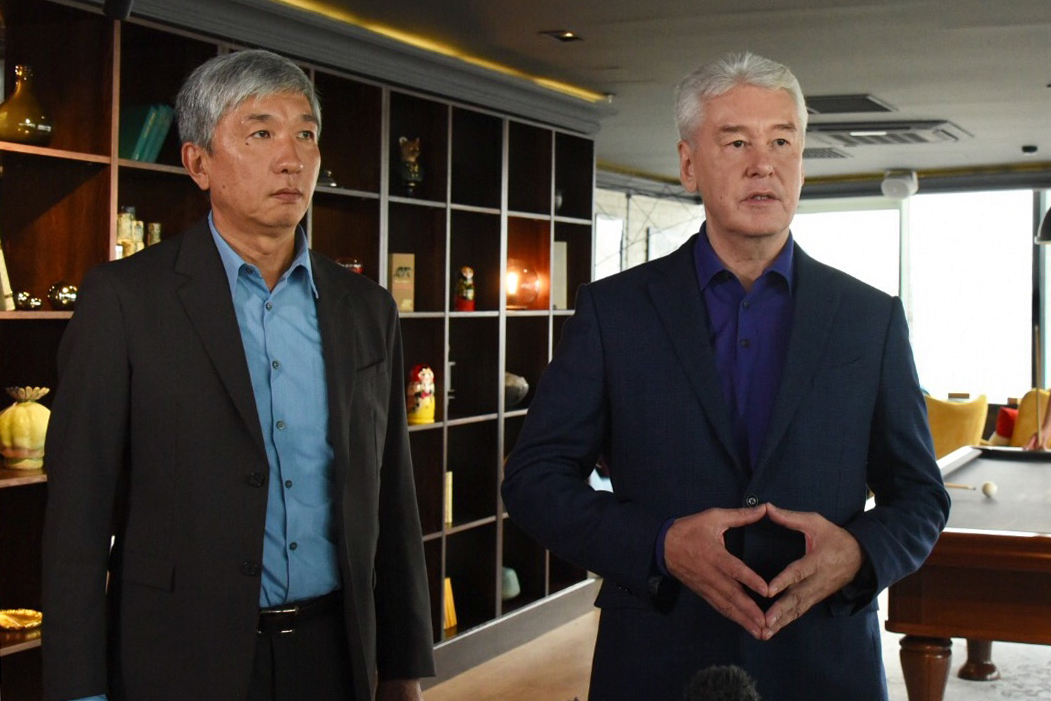 На фото: (справа налево) мэр Москвы Сергей Собянин и председатель совета директоров компании-инвестора Павел Те