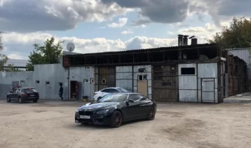 Здание площадью около 300 квадратных метров использовали в качестве автосервиса