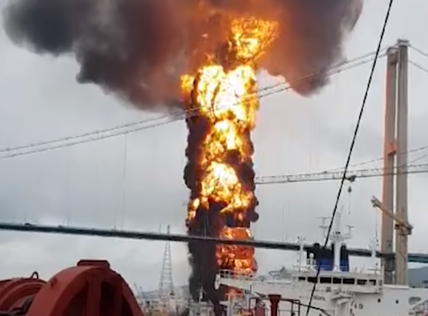 Эвакуированных с горевшего в Южной Корее танкера моряков поселили в отеле