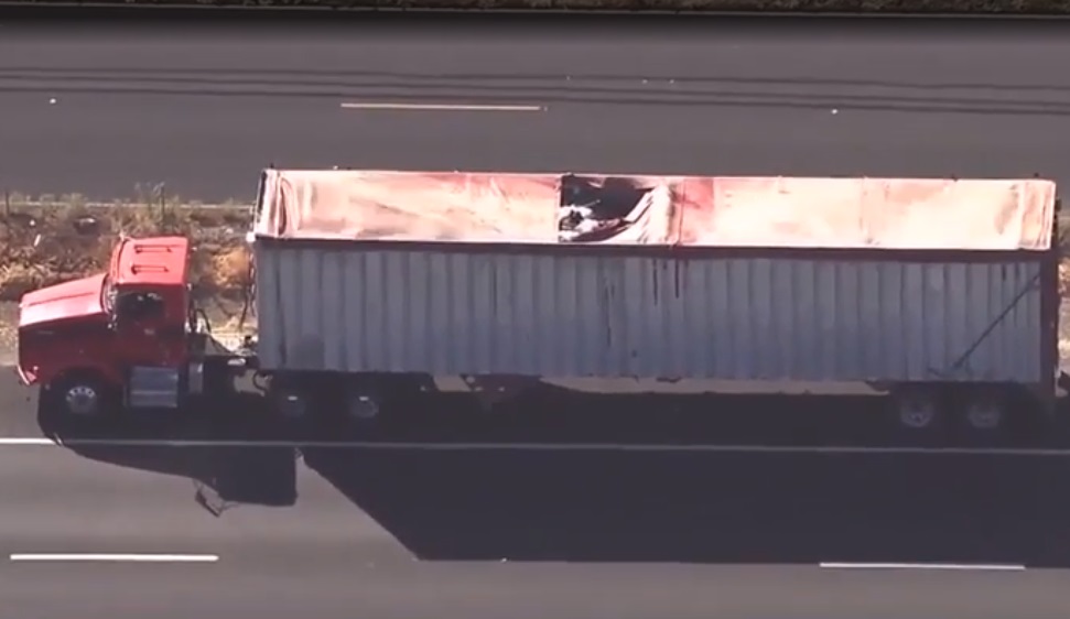 Парашютистка пробила крышу грузовика в результате неудачного прыжка