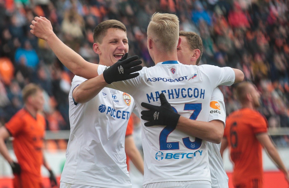 Игроки ЦСКА Игорь Дивеев, Хердур Магнуссон и Федор Чалов празднуют гол в ворота «Урала»