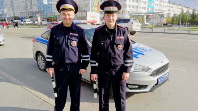 Сотрудники ДПС спасли из горящего в Новом Уренгое дома двадцать человек