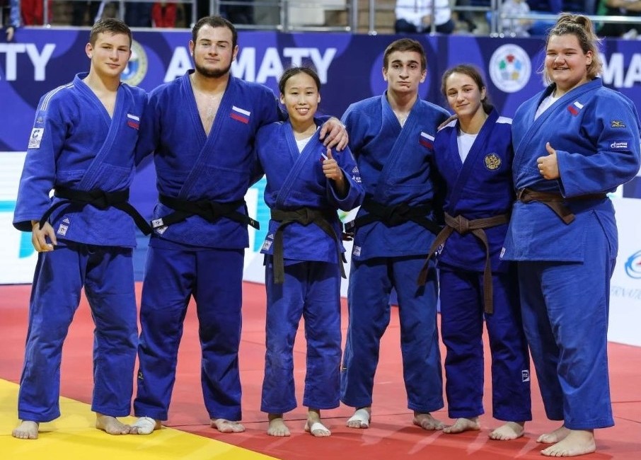 Аина Моисеева (третья слева) стала третьей в весовой категории до 48 килограммов