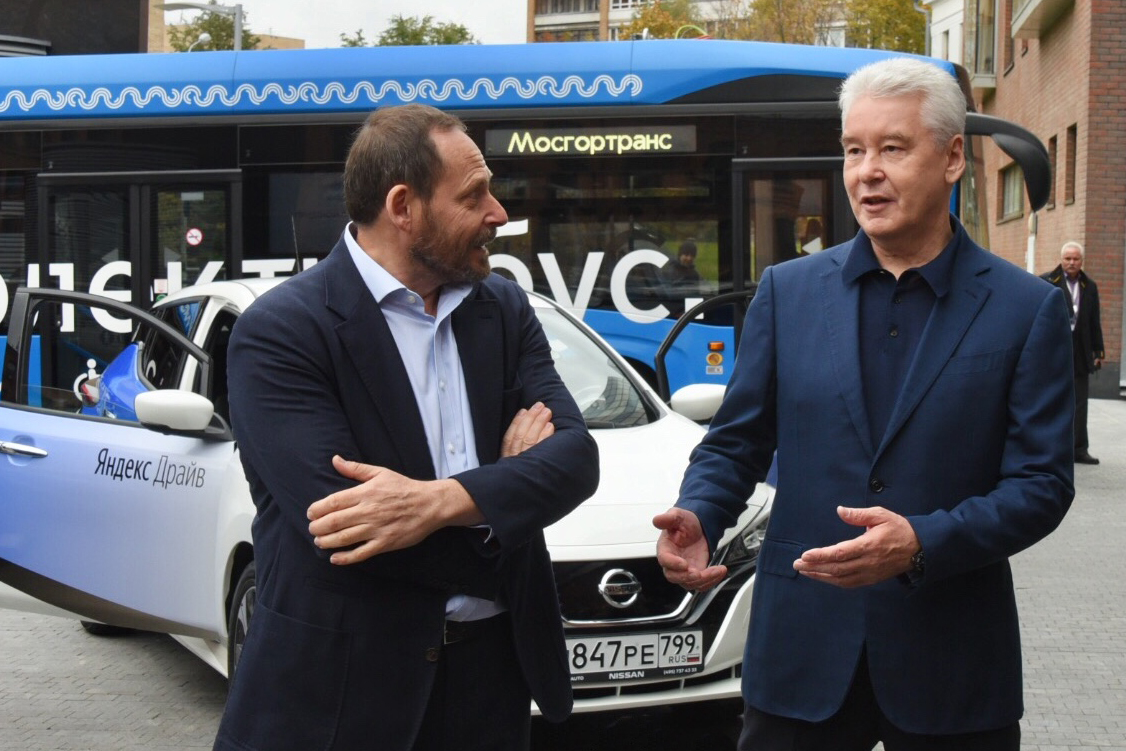 На фото: (справа налево) мэр Москвы Сергей Собянин и генеральный директор группы компаний «Яндекс» Аркадий Волож