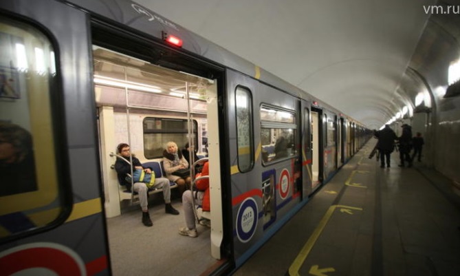 Движение поездов на Замоскворецкой линии восстановлено после падения пассажира на рельсы