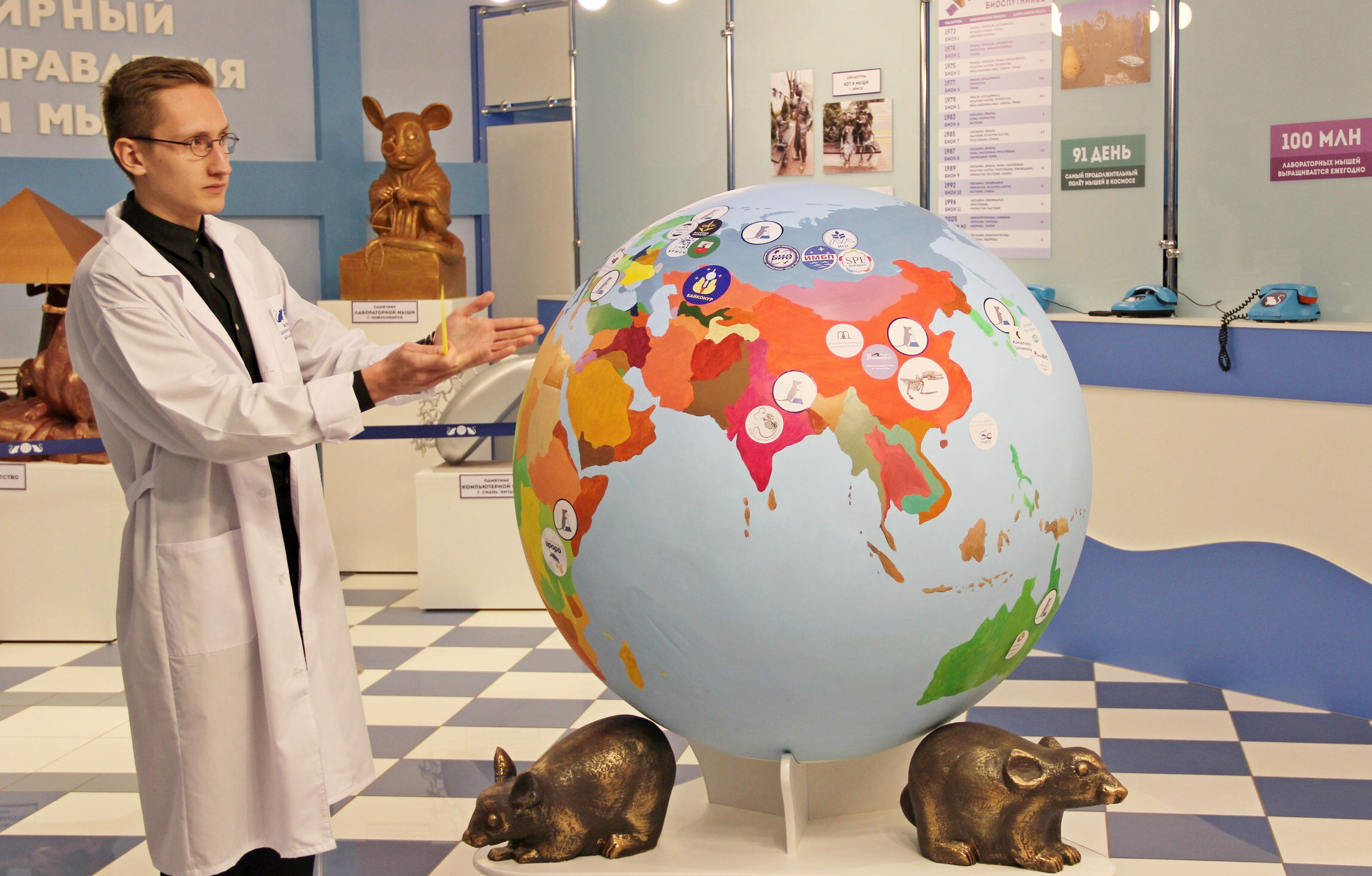 Экскурсовод и режиссер Виталий Малеев демонстрирует экспозицию во «Всемирном центре управления делами мышей» города Мышкина Ярославской области — маленького по размерам, но известного на всю страну центра отечественного туризма