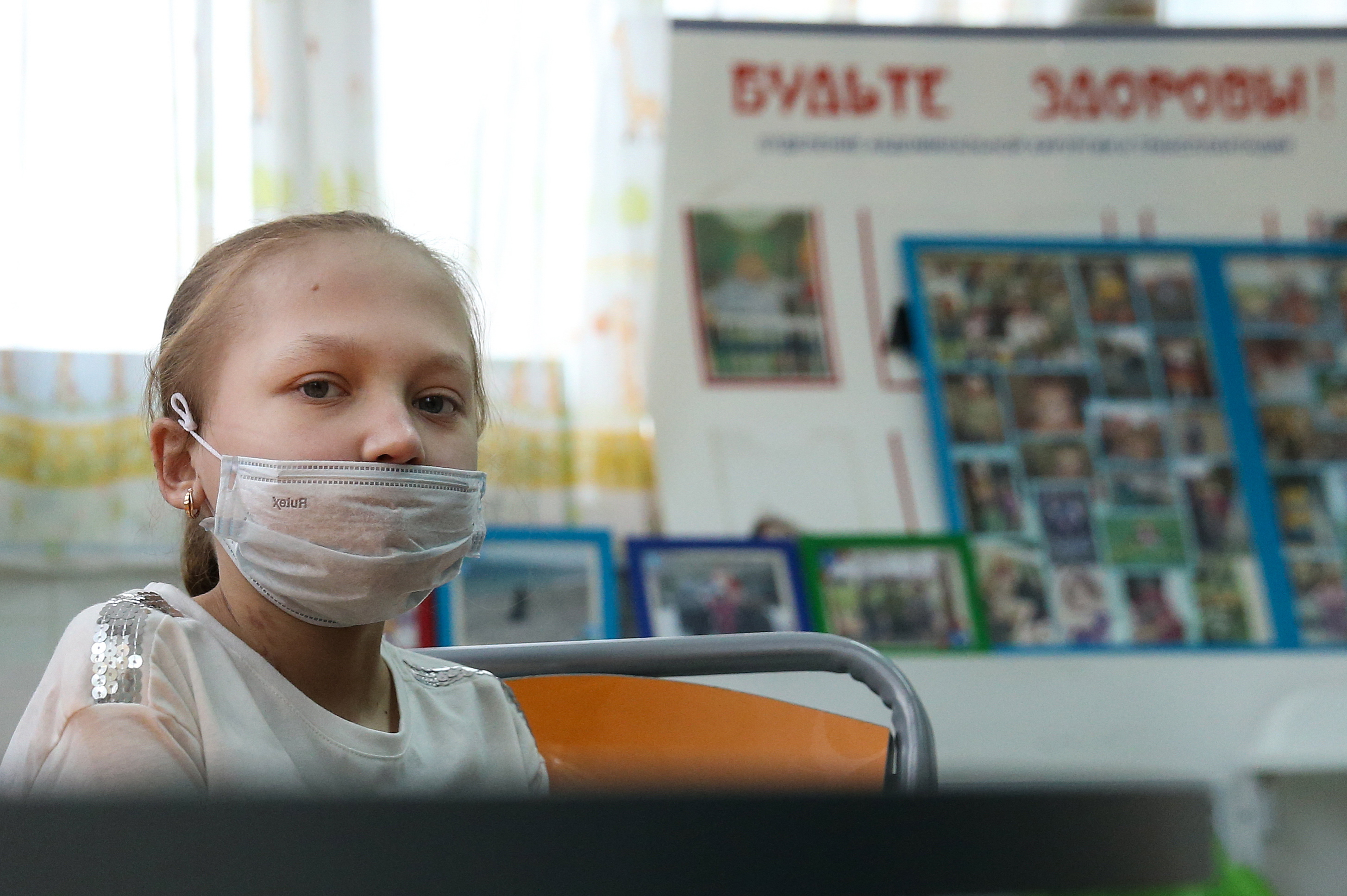 Находясь рядом с больным человеком без маски, вы рискуете подхватить болезнь