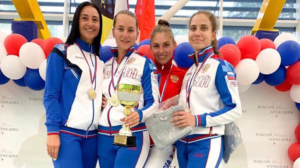 Яна Егорян (первая слева) показала отличный результат на соревнованиях